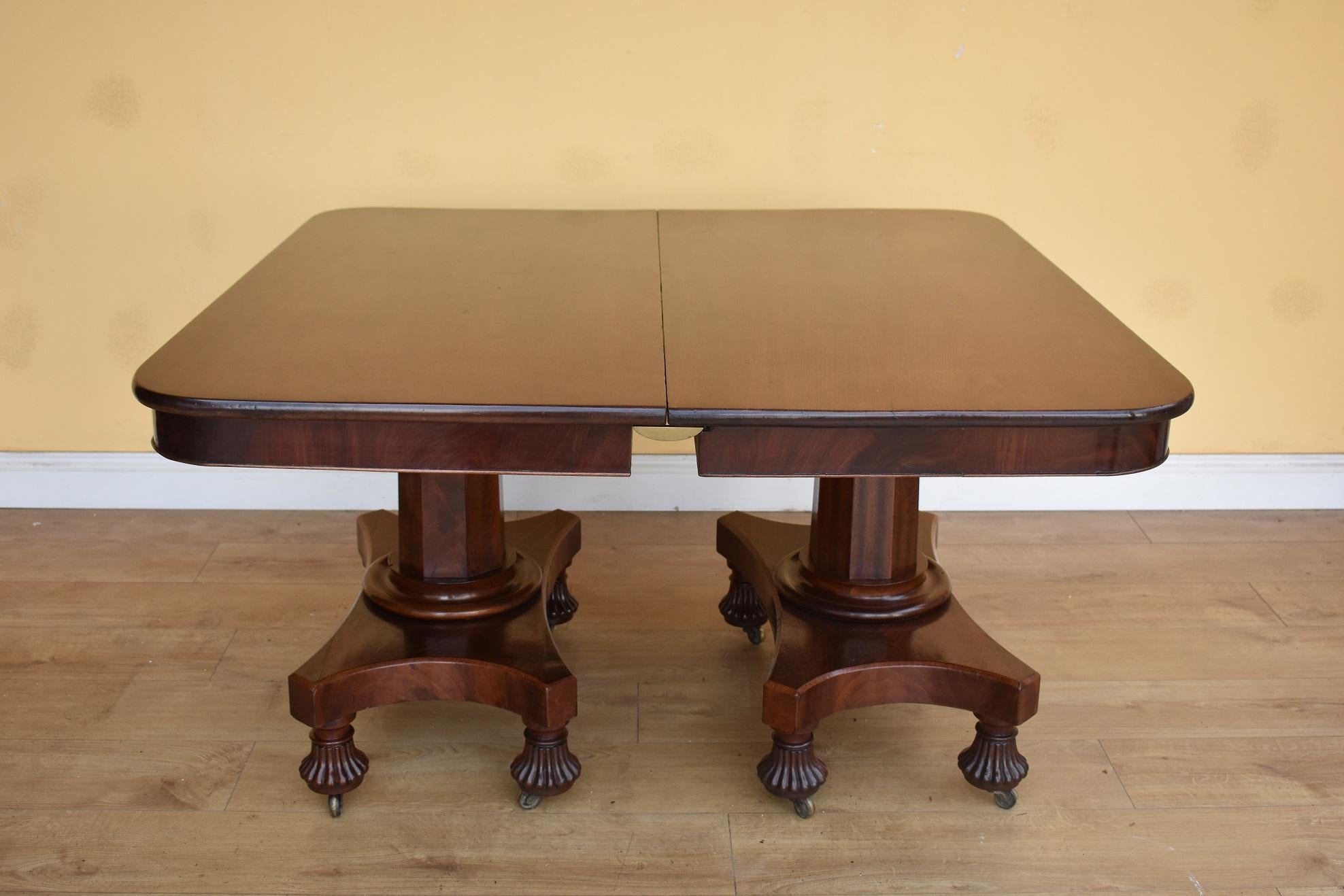 Table de salle à manger de style Régence en acajou du XIXe siècle en vente 1
