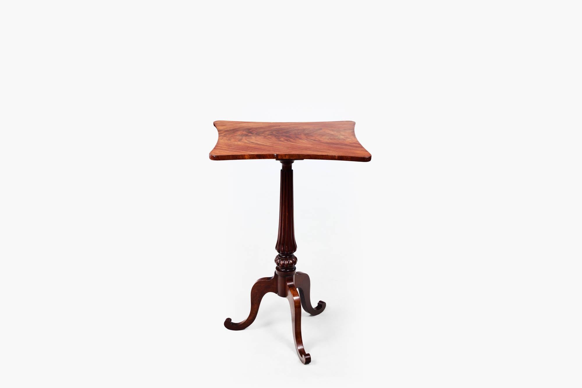 Regency Table d'appoint en acajou de style Régence du 19e siècle avec plateau façonné en vente