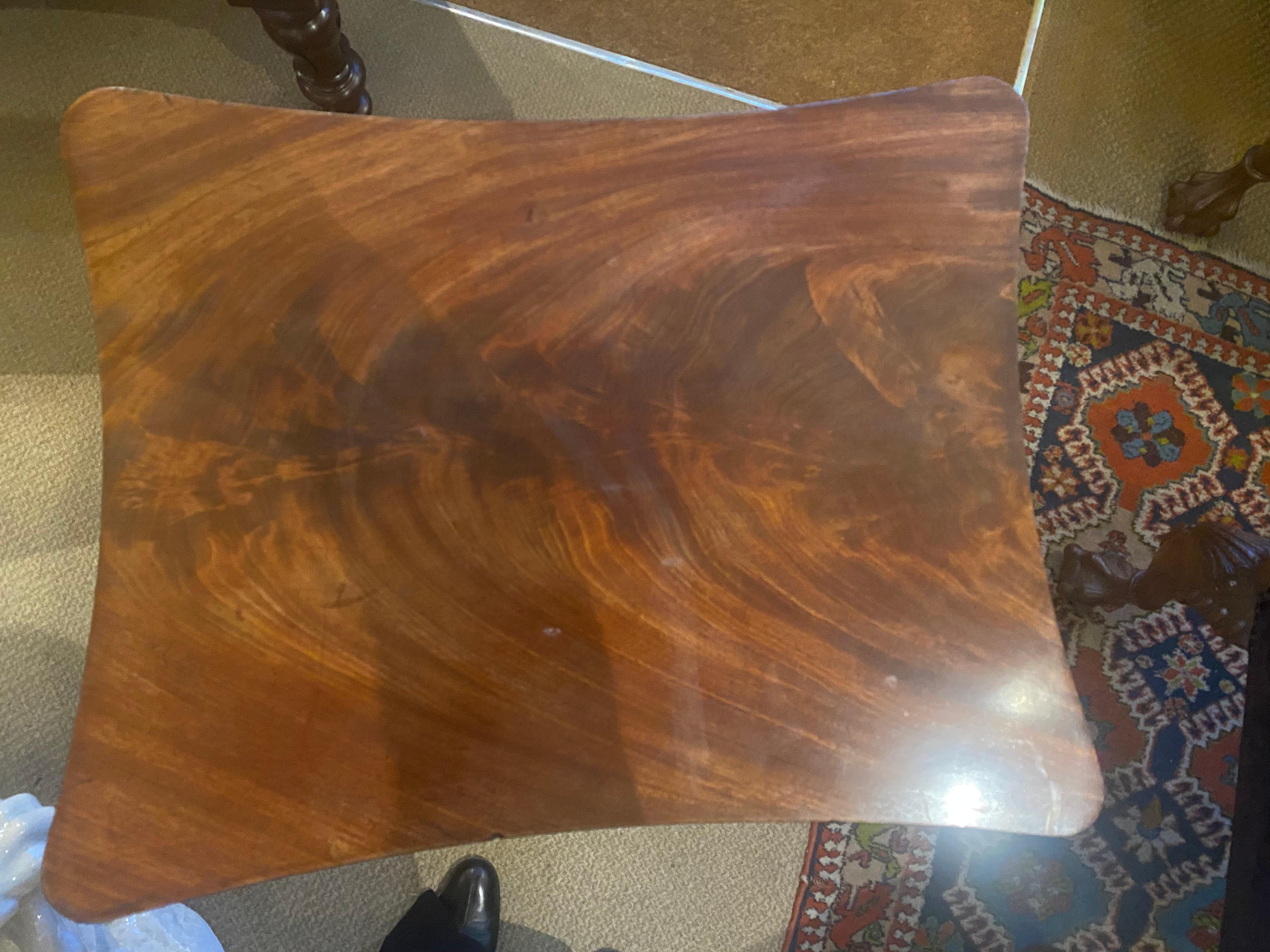 19th Century Regency Mahogany Occasional Table with Shaped Top In Excellent Condition For Sale In Dublin 8, IE
