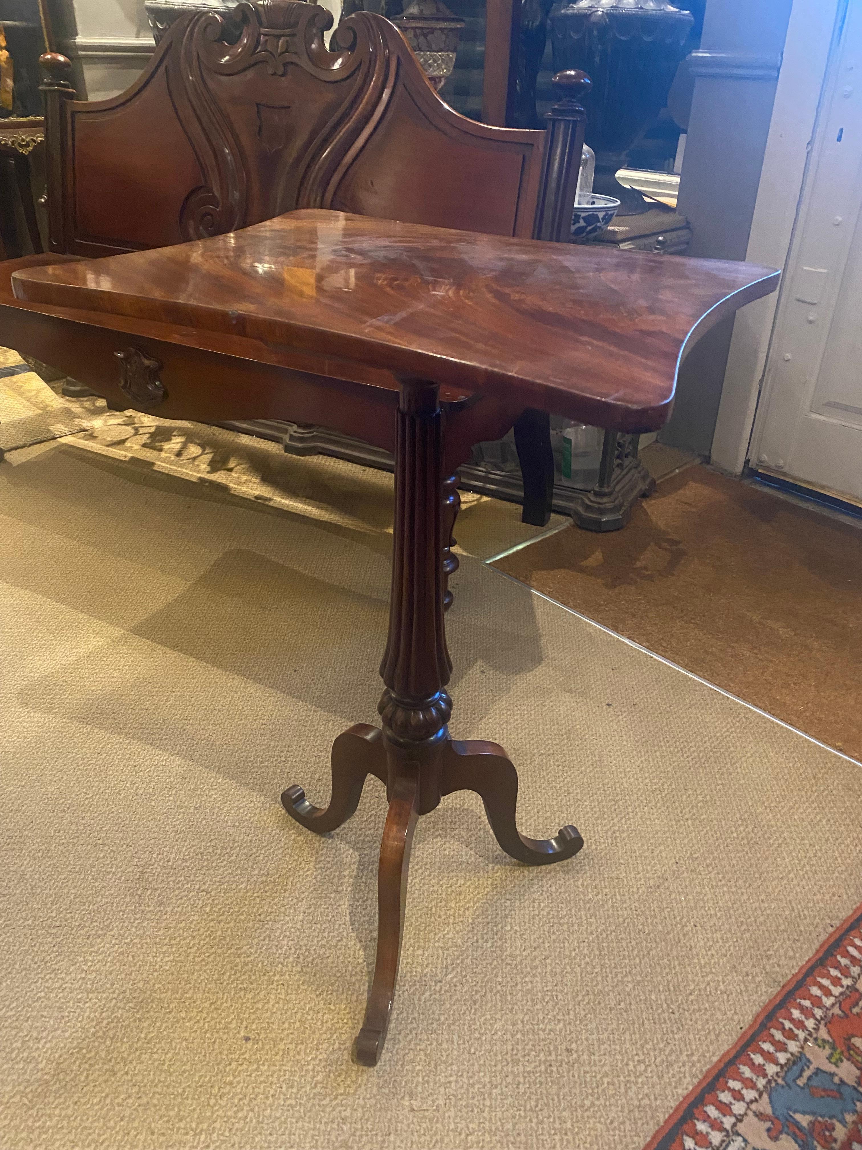 19th Century Regency Mahogany Occasional Table with Shaped Top For Sale 1