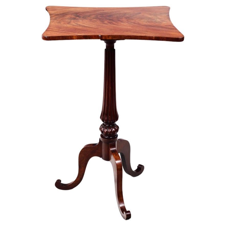 Table d'appoint en acajou de style Régence du 19e siècle avec plateau façonné