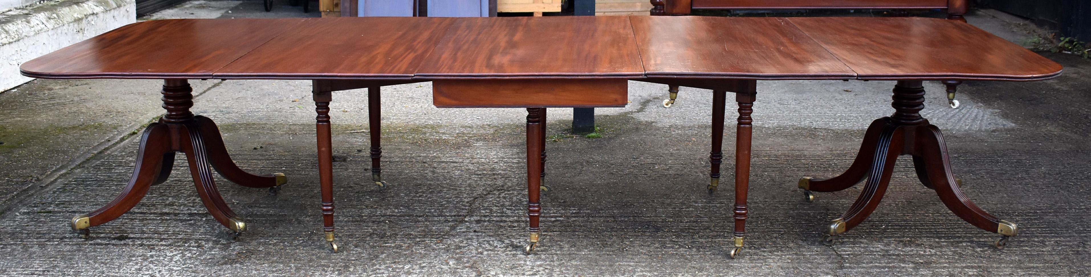 Regency Table de salle à manger à piédestal en acajou de style Régence du 19e siècle en vente