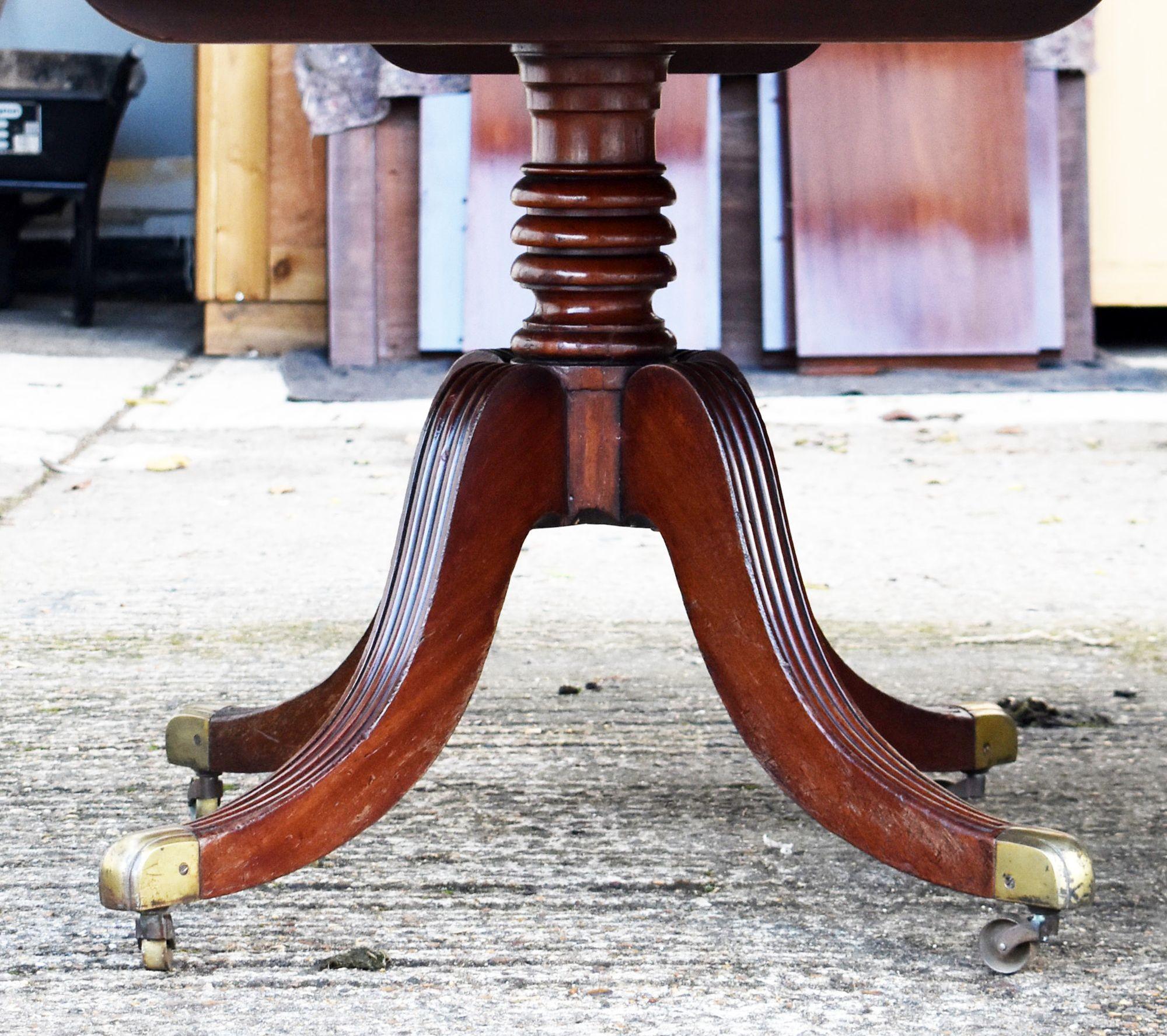 Anglais Table de salle à manger à piédestal en acajou de style Régence du 19e siècle en vente