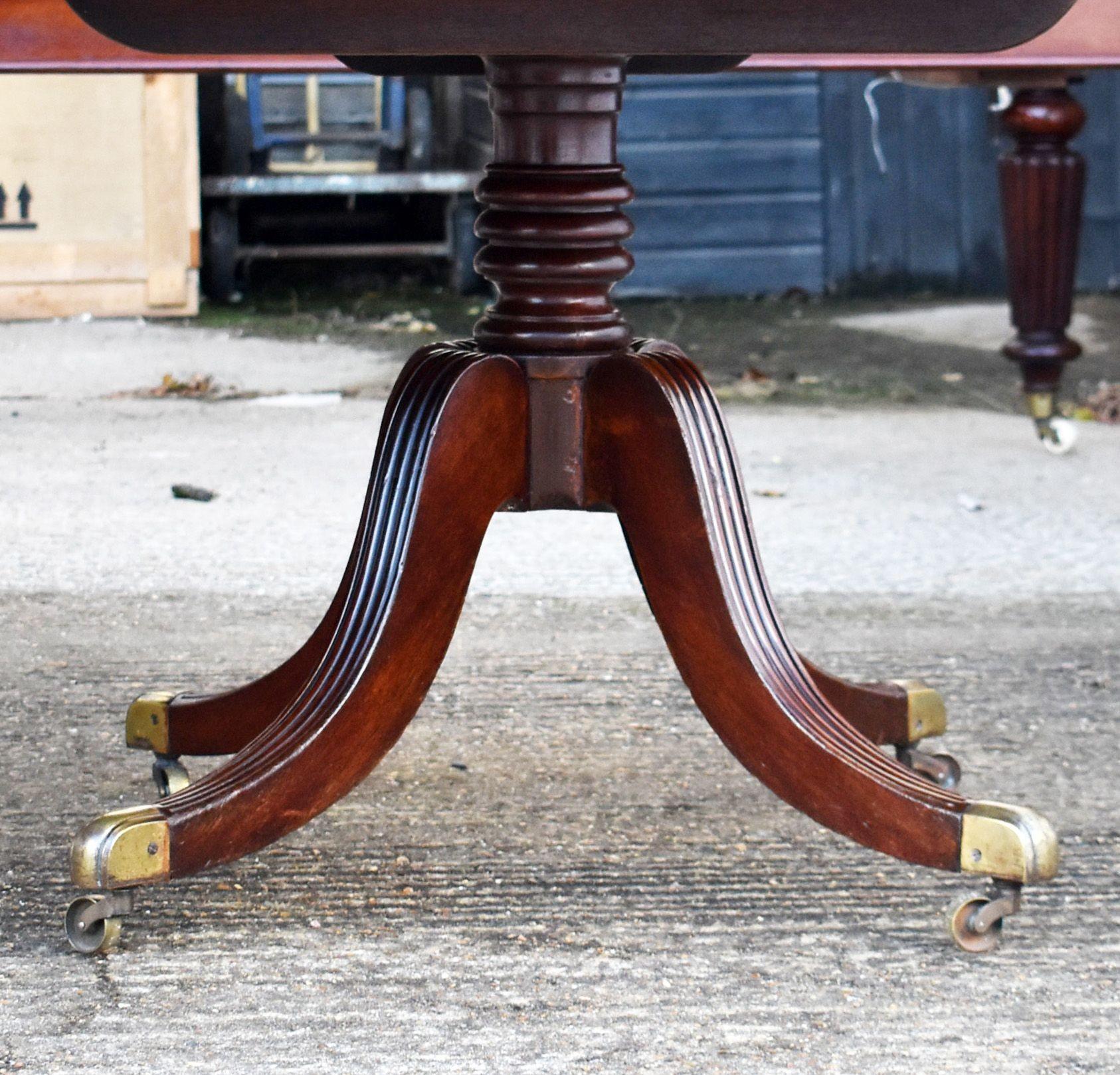 XIXe siècle Table de salle à manger à piédestal en acajou de style Régence du 19e siècle en vente