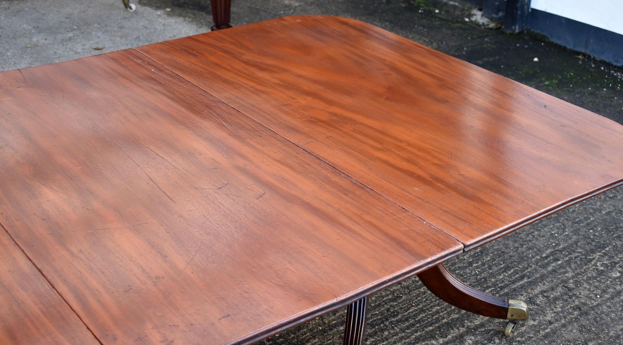 Acajou Table de salle à manger à piédestal en acajou de style Régence du 19e siècle en vente