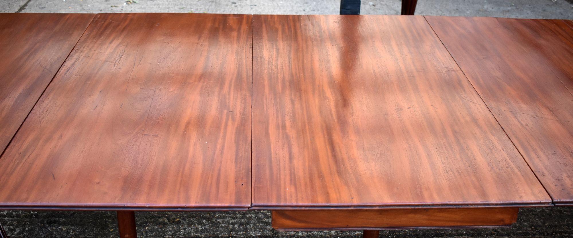 Table de salle à manger à piédestal en acajou de style Régence du 19e siècle en vente 1