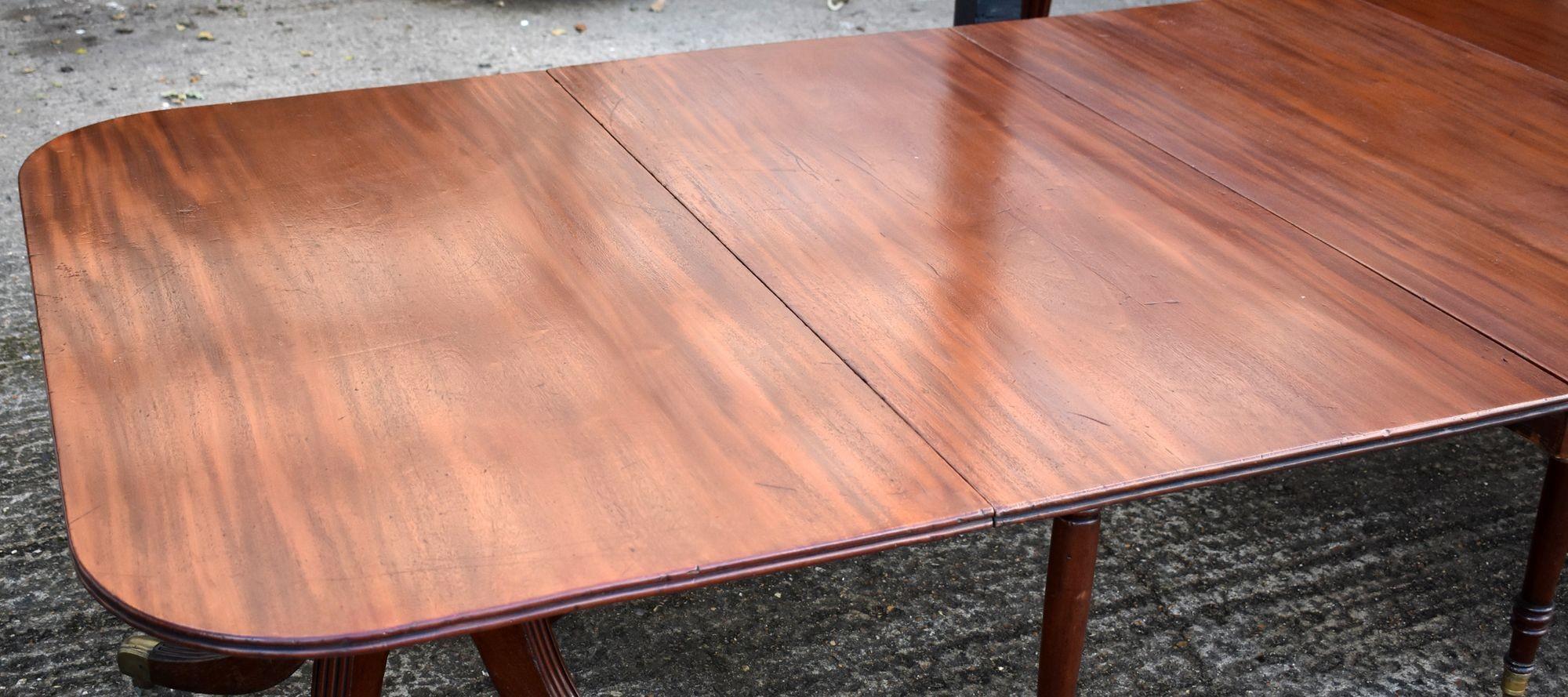 Table de salle à manger à piédestal en acajou de style Régence du 19e siècle en vente 2