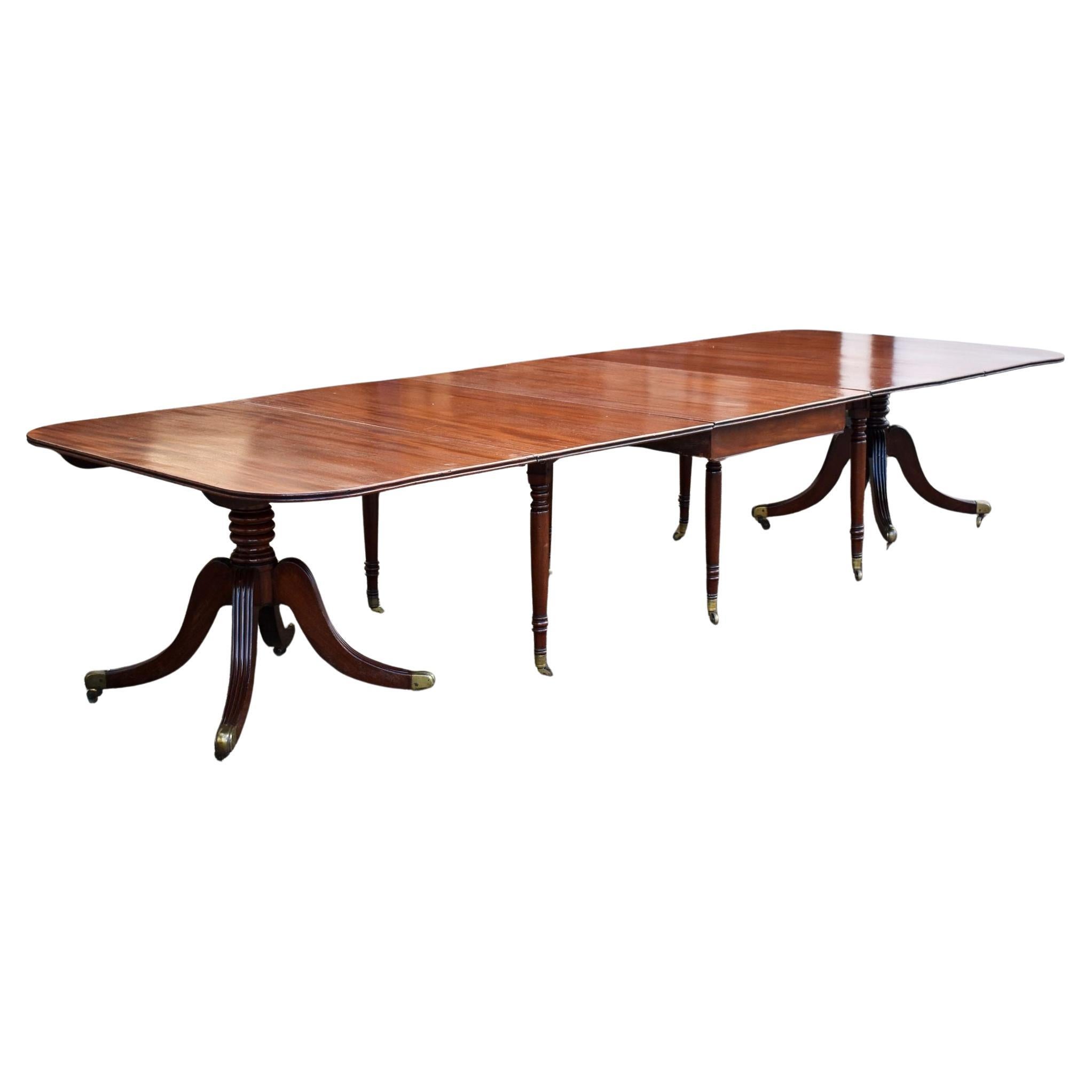 Table de salle à manger à piédestal en acajou de style Régence du 19e siècle en vente