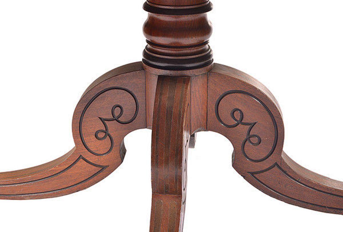 Cross-Banded 19th Century Regency Mahogany & Rosewood Crossbanded Tilt-Top Breakfast Table For Sale