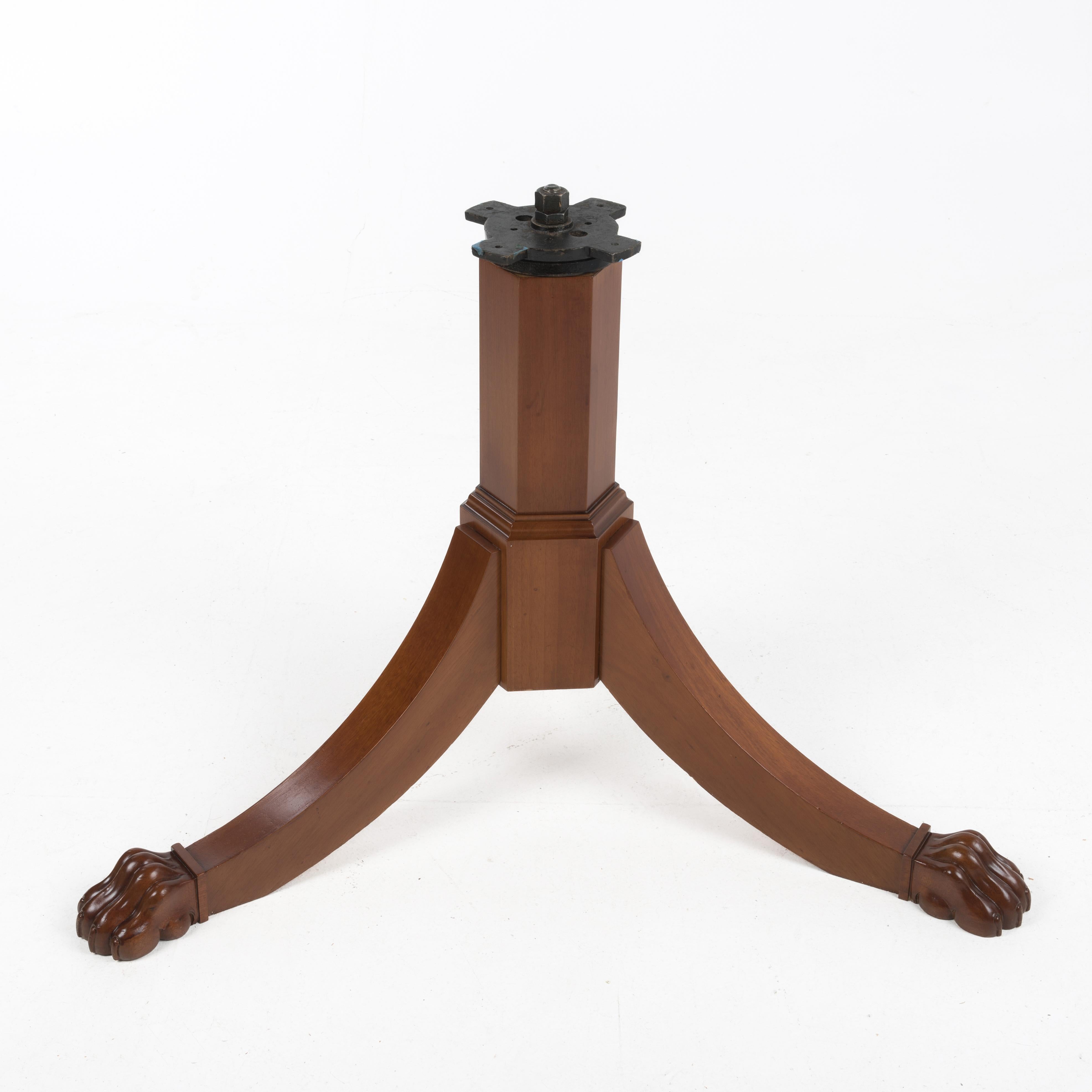 Table de location rotative en acajou de style Régence du 19e siècle Pieds de patte de style Régence en vente 5
