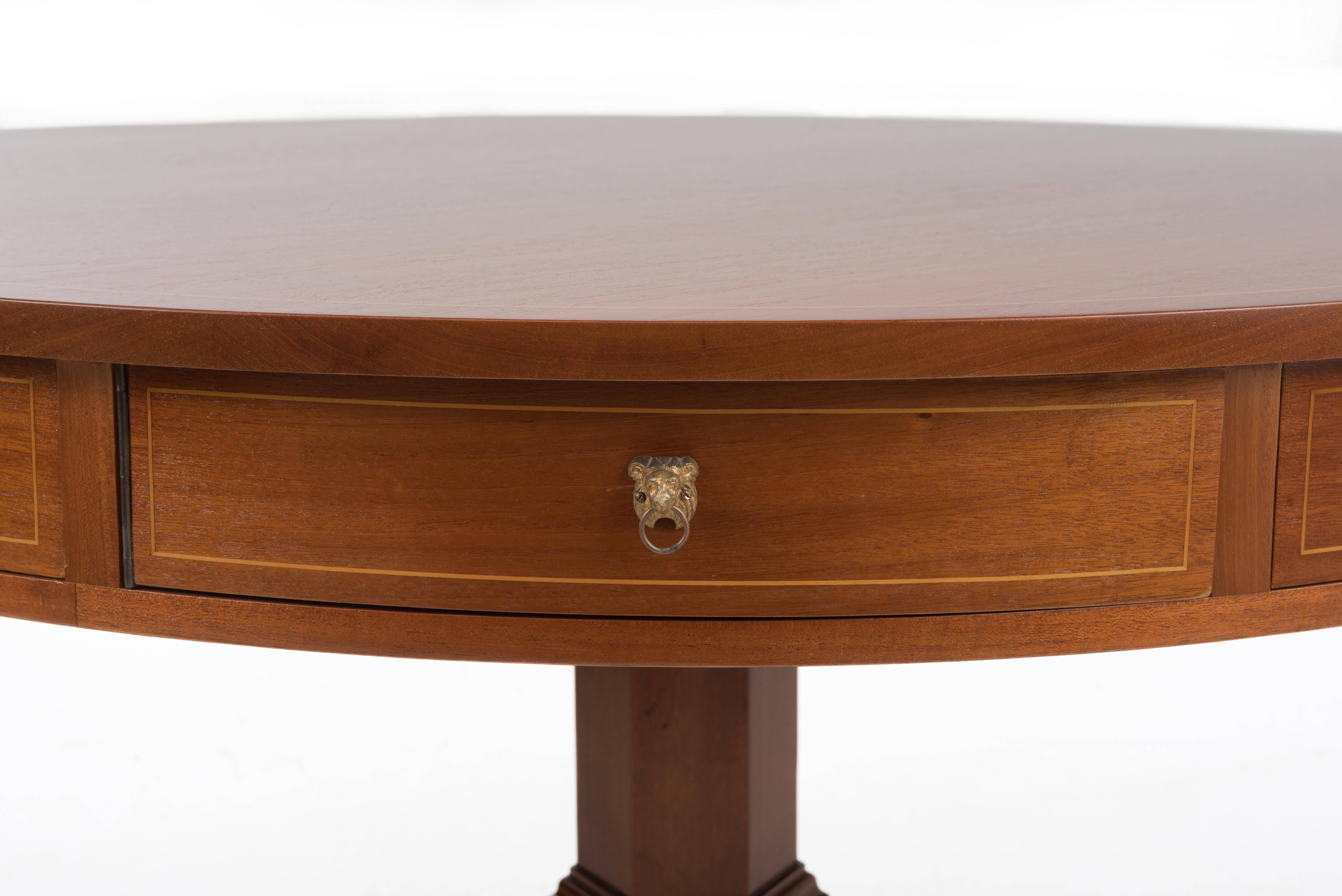 XIXe siècle Table de location rotative en acajou de style Régence du 19e siècle Pieds de patte de style Régence en vente