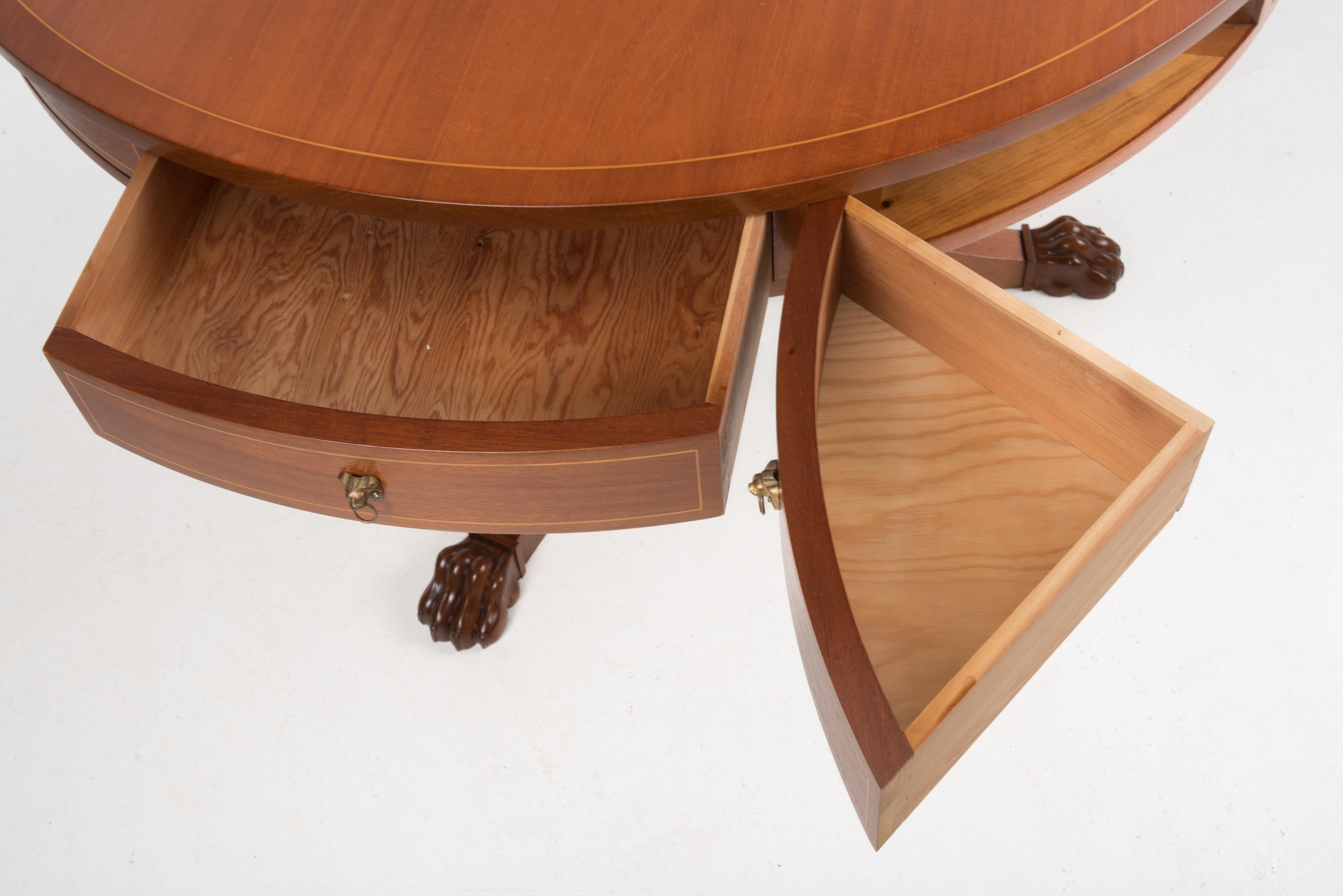 Laiton Table de location rotative en acajou de style Régence du 19e siècle Pieds de patte de style Régence en vente