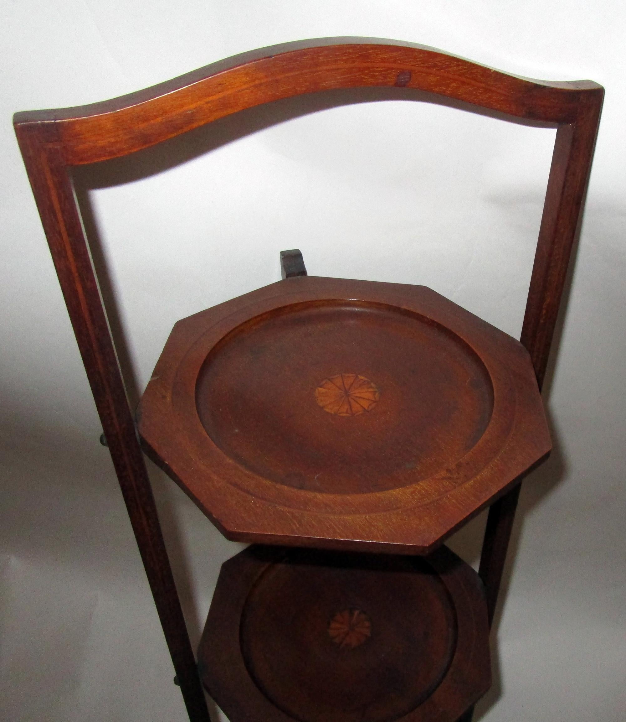 19th century Regency Mahogany Side Table or Muffin Stand im Zustand „Gut“ in Savannah, GA