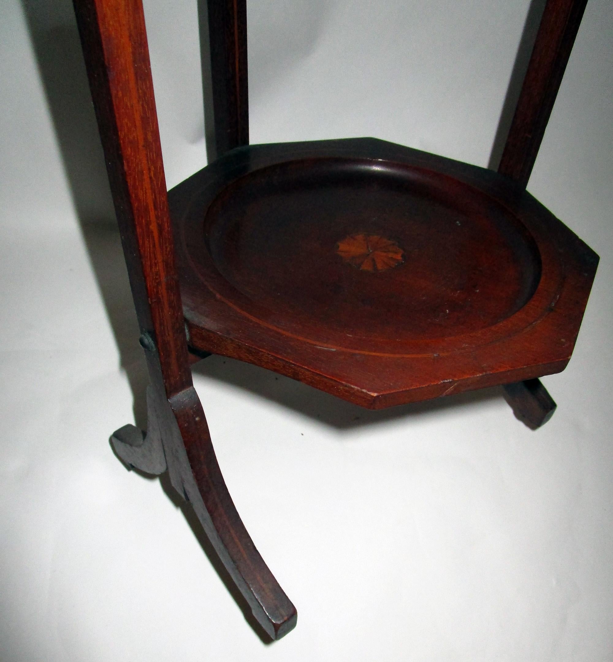 19th century Regency Mahogany Side Table or Muffin Stand (Spätes 19. Jahrhundert)