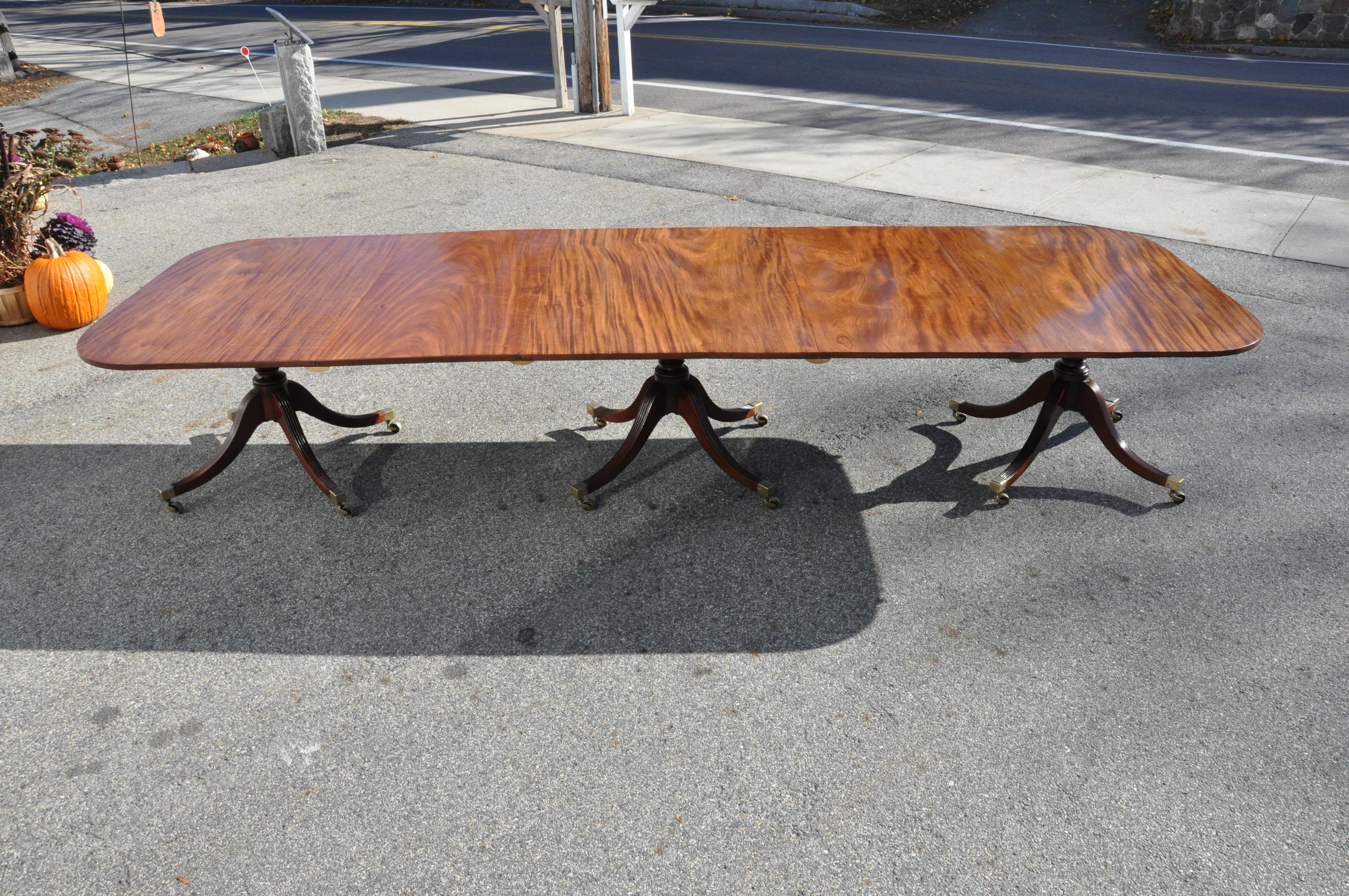 19th Century Regency Mahogany Three Pedestal Dining Table In Good Condition In Essex, MA
