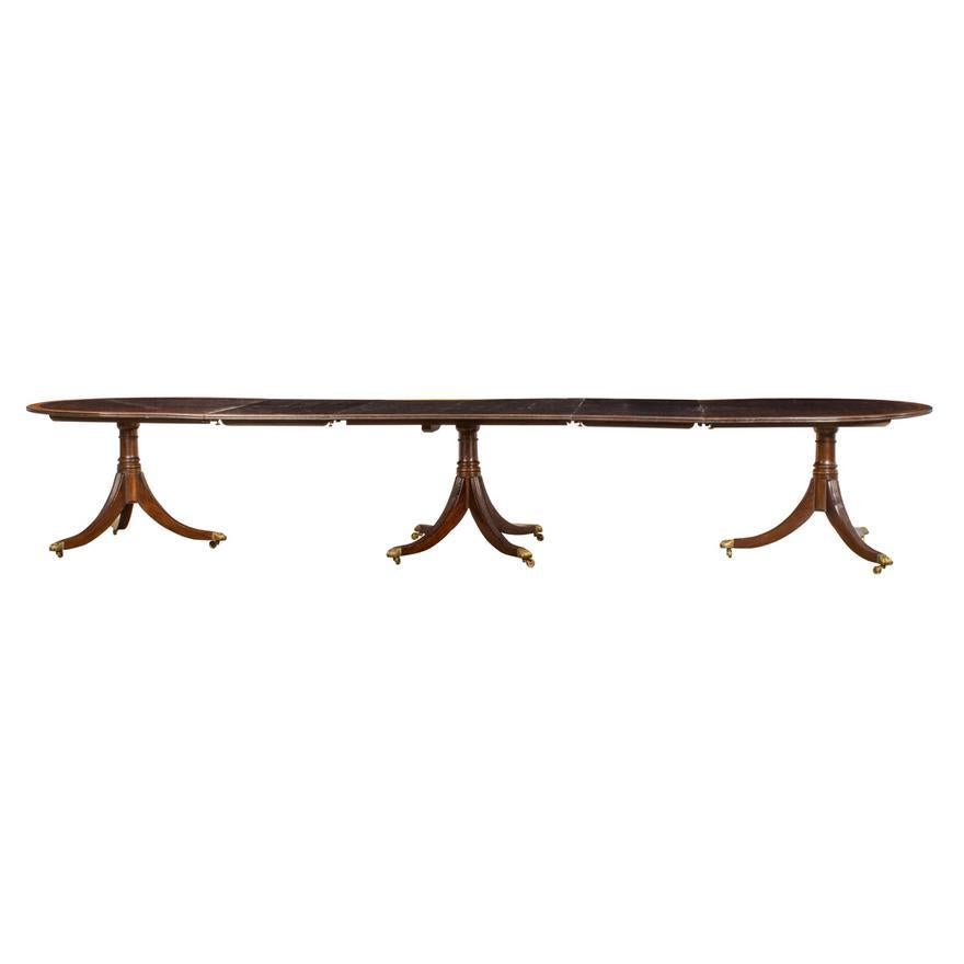 Regency Table de banquet de style Régence du 19e siècle en acajou à trois Pedastals en vente