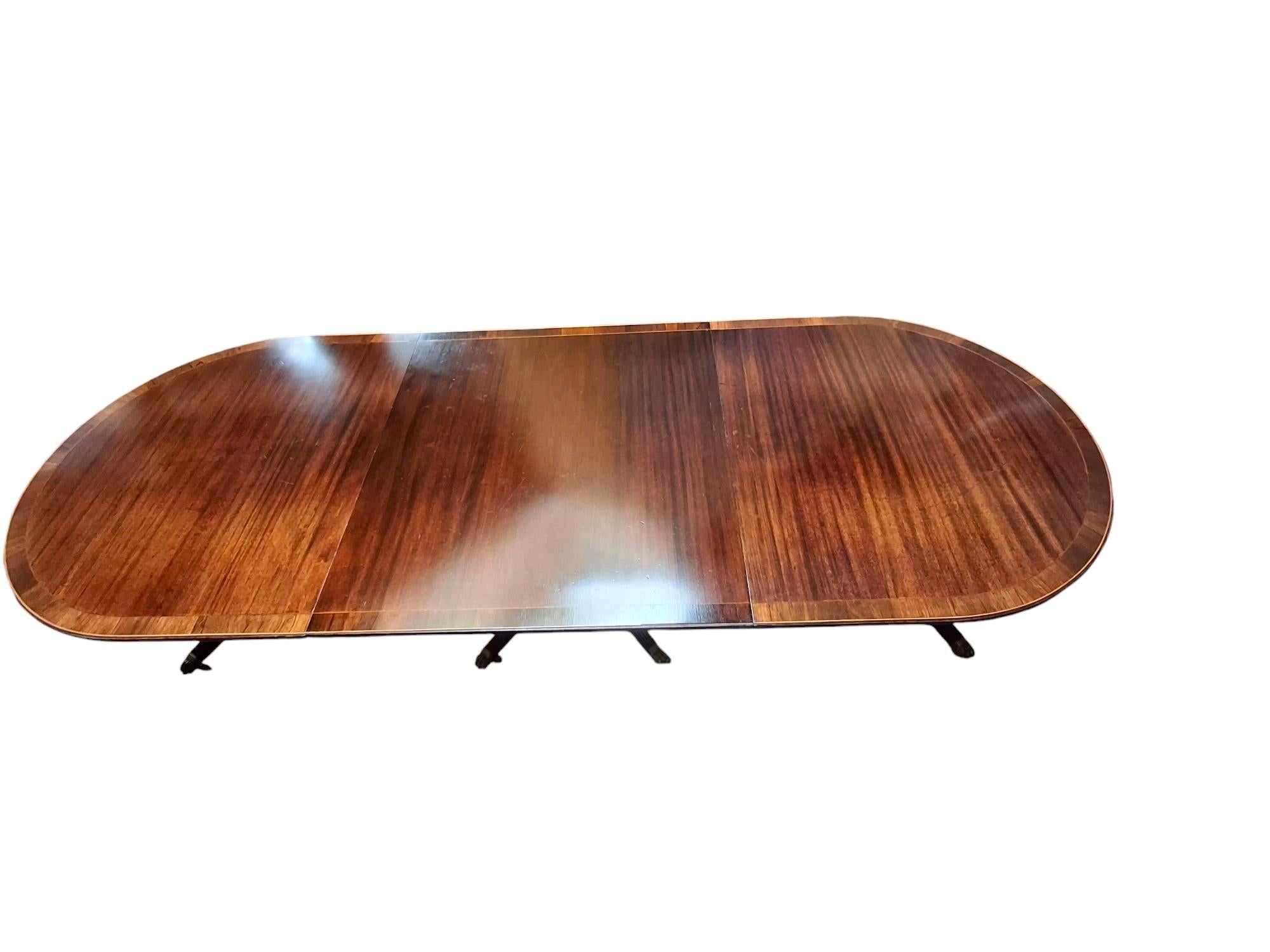 Européen Table de banquet de style Régence du 19e siècle en acajou à trois Pedastals en vente