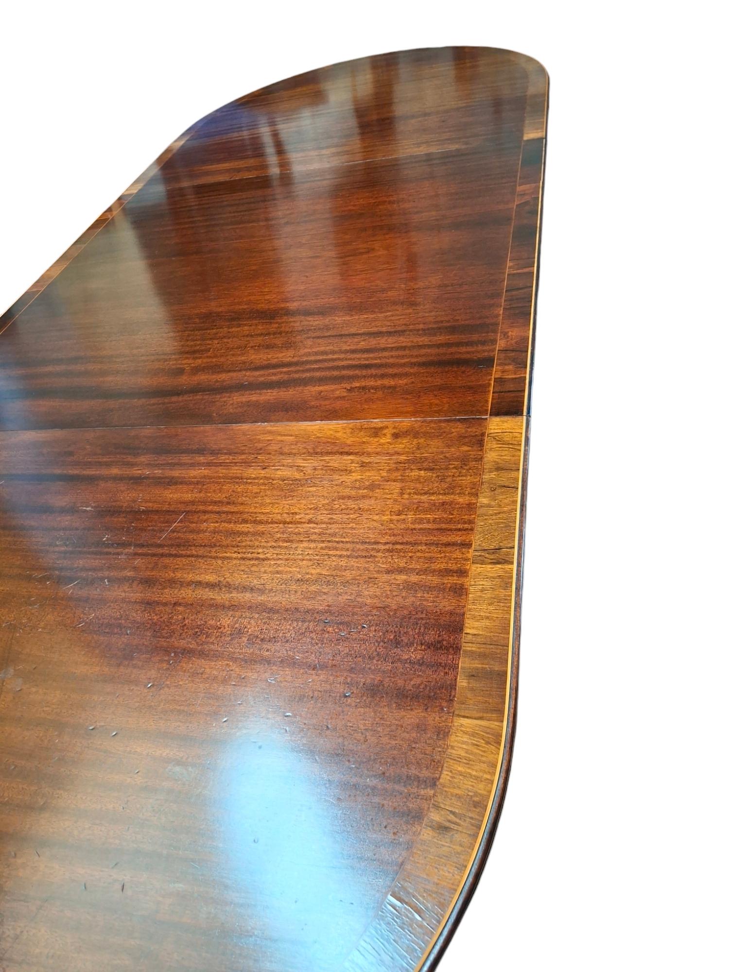 XIXe siècle Table de banquet de style Régence du 19e siècle en acajou à trois Pedastals en vente