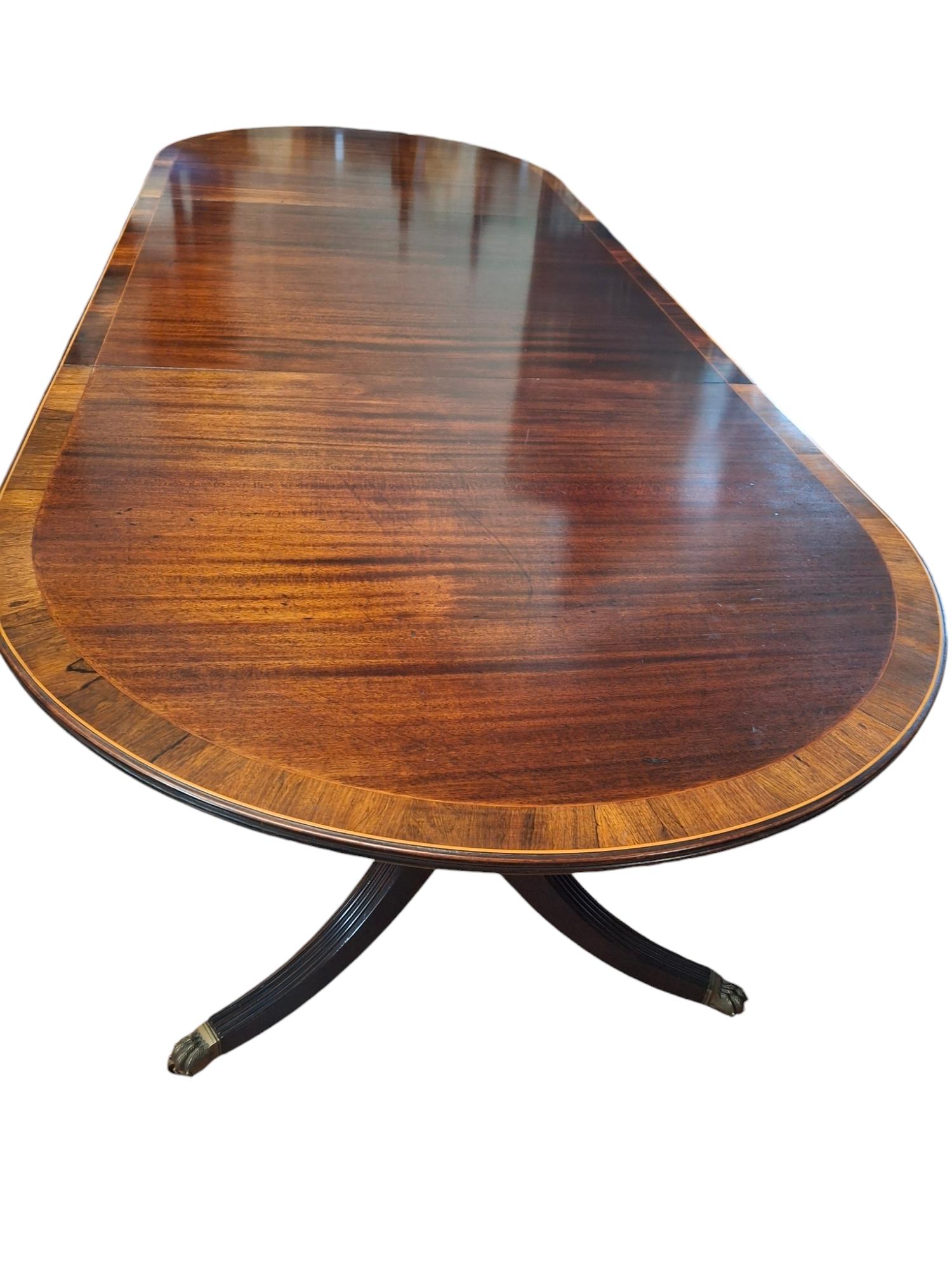 Laiton Table de banquet de style Régence du 19e siècle en acajou à trois Pedastals en vente
