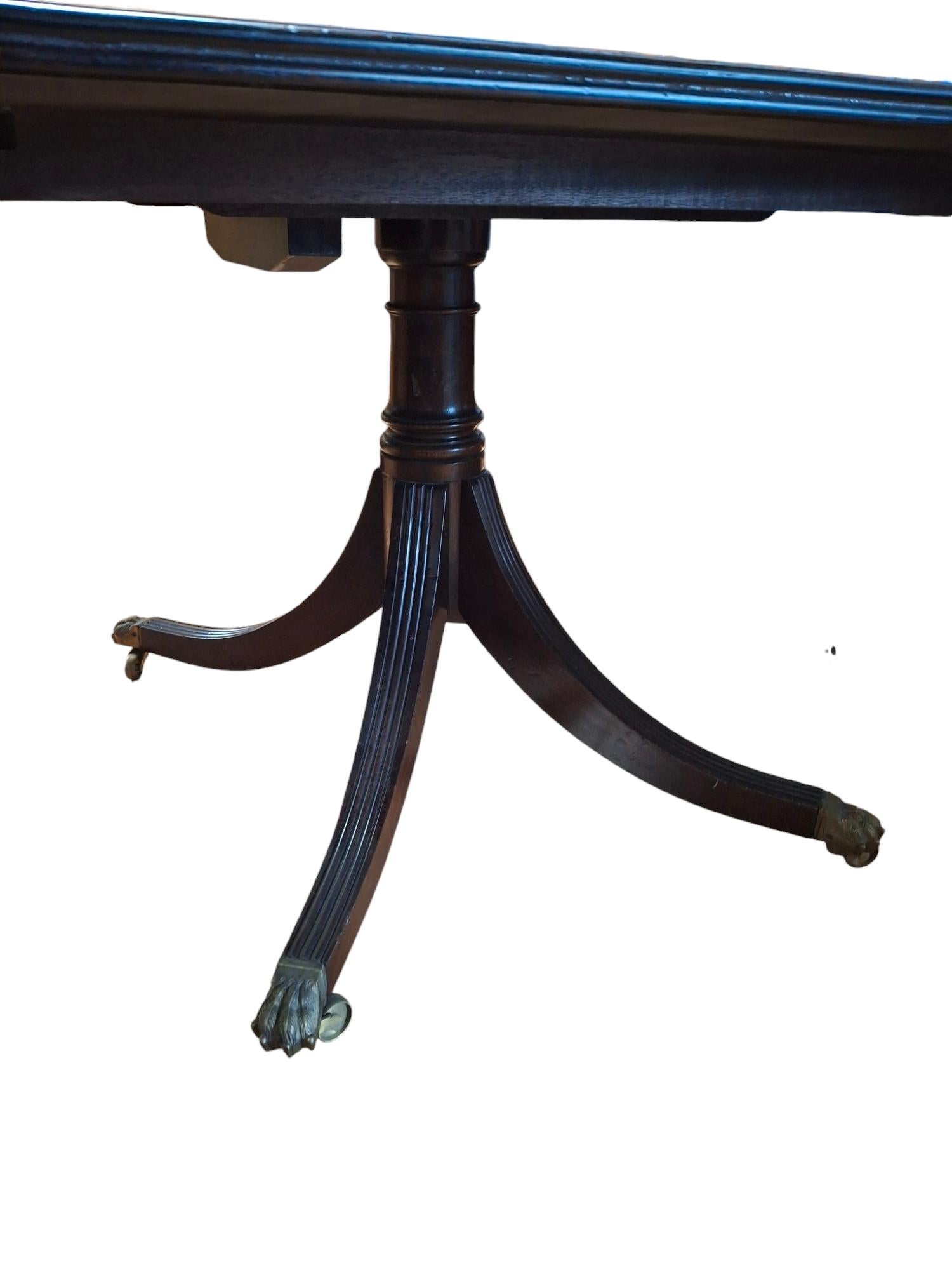 Table de banquet de style Régence du 19e siècle en acajou à trois Pedastals en vente 1