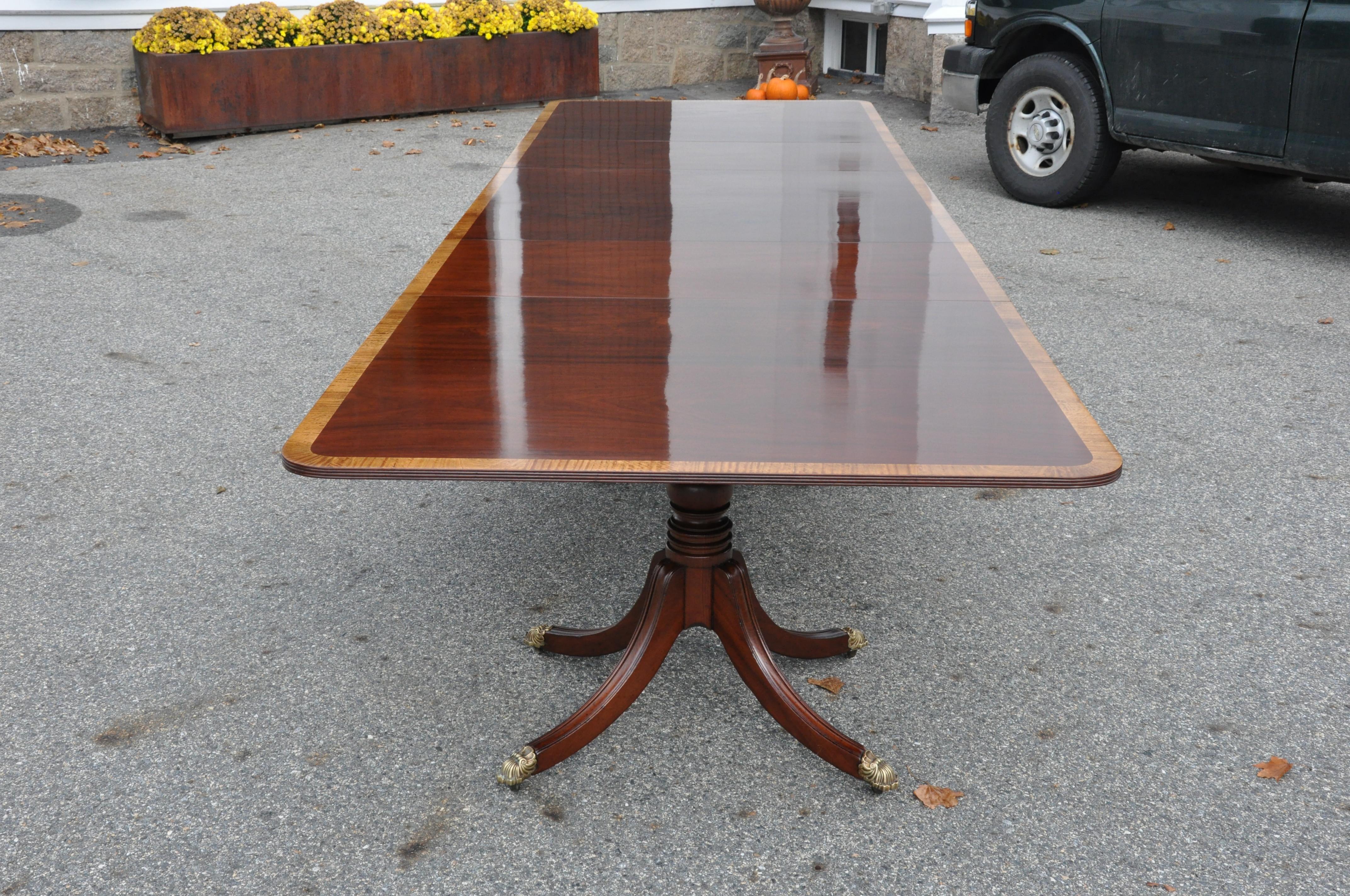 English 19th Century Regency Mahogany Triple Pedestal Dining Table with Satinwood Bandin