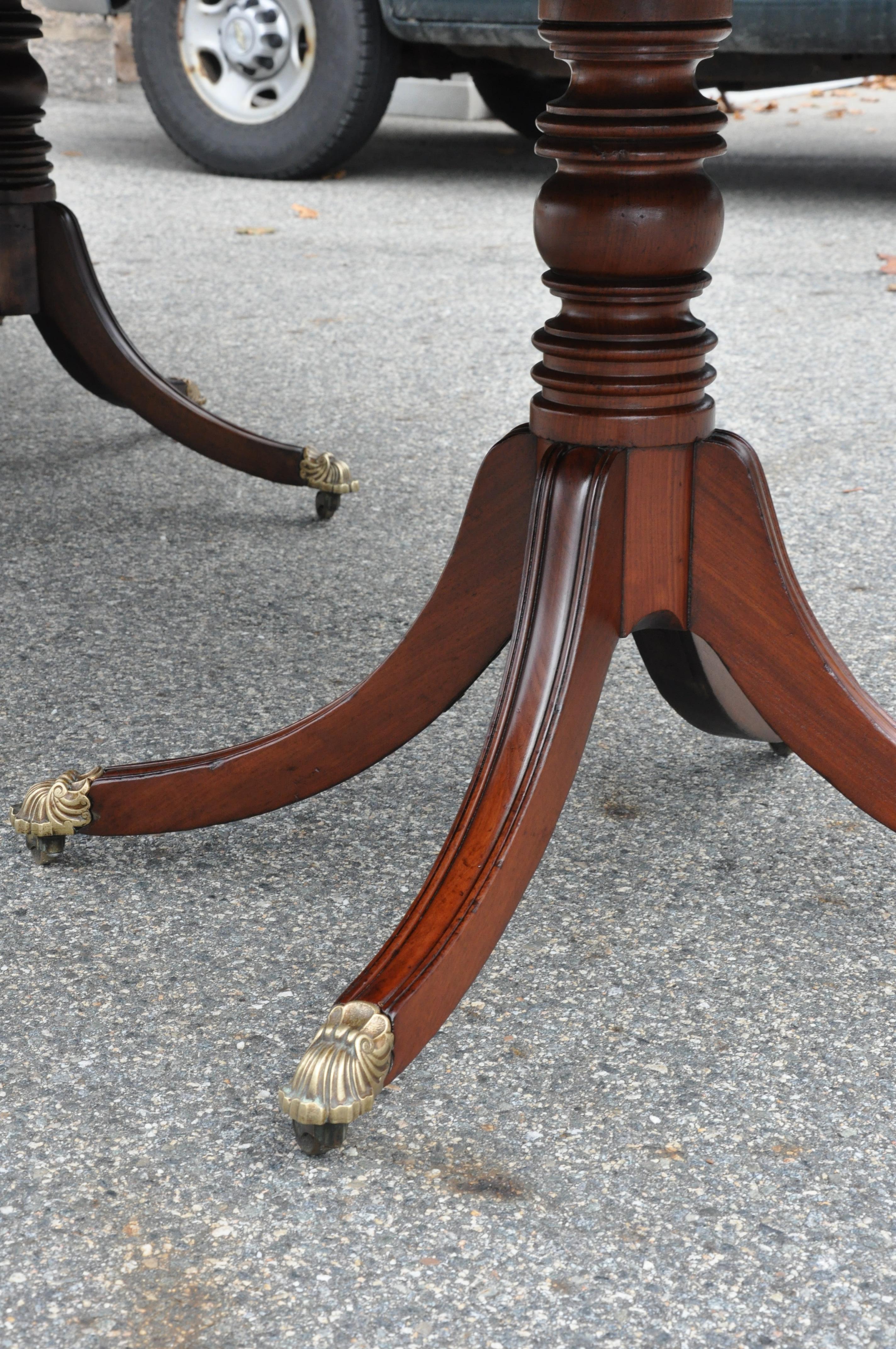 19th Century Regency Mahogany Triple Pedestal Dining Table with Satinwood Bandin In Good Condition In Essex, MA