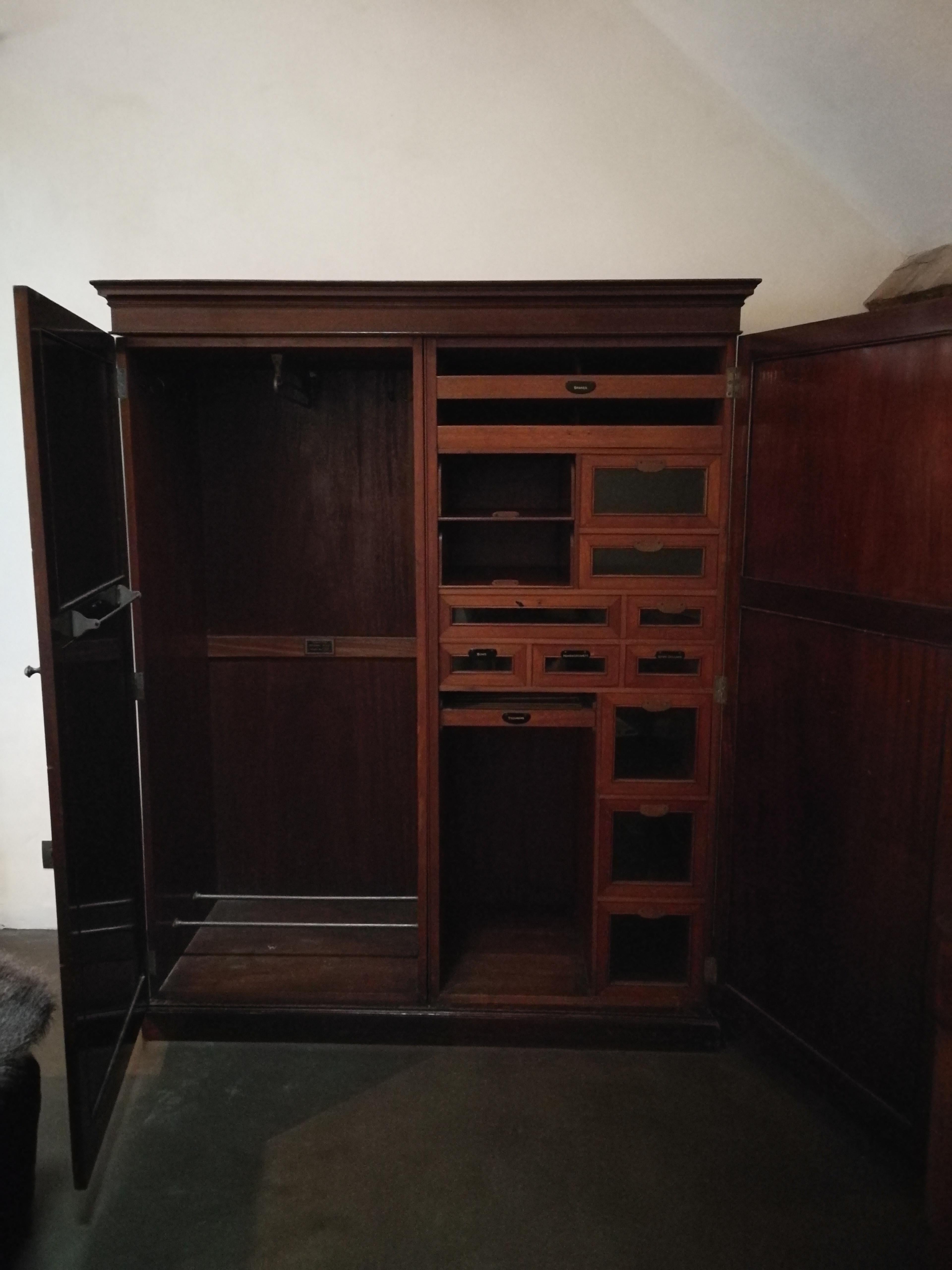 Dieser originale Kleiderschrank hat zwei Türen mit originalen Griffen. Das Innere dieser Kommode besteht aus mehreren Schubladen, die jeweils nach ihrem Verwendungszweck benannt sind.
 
