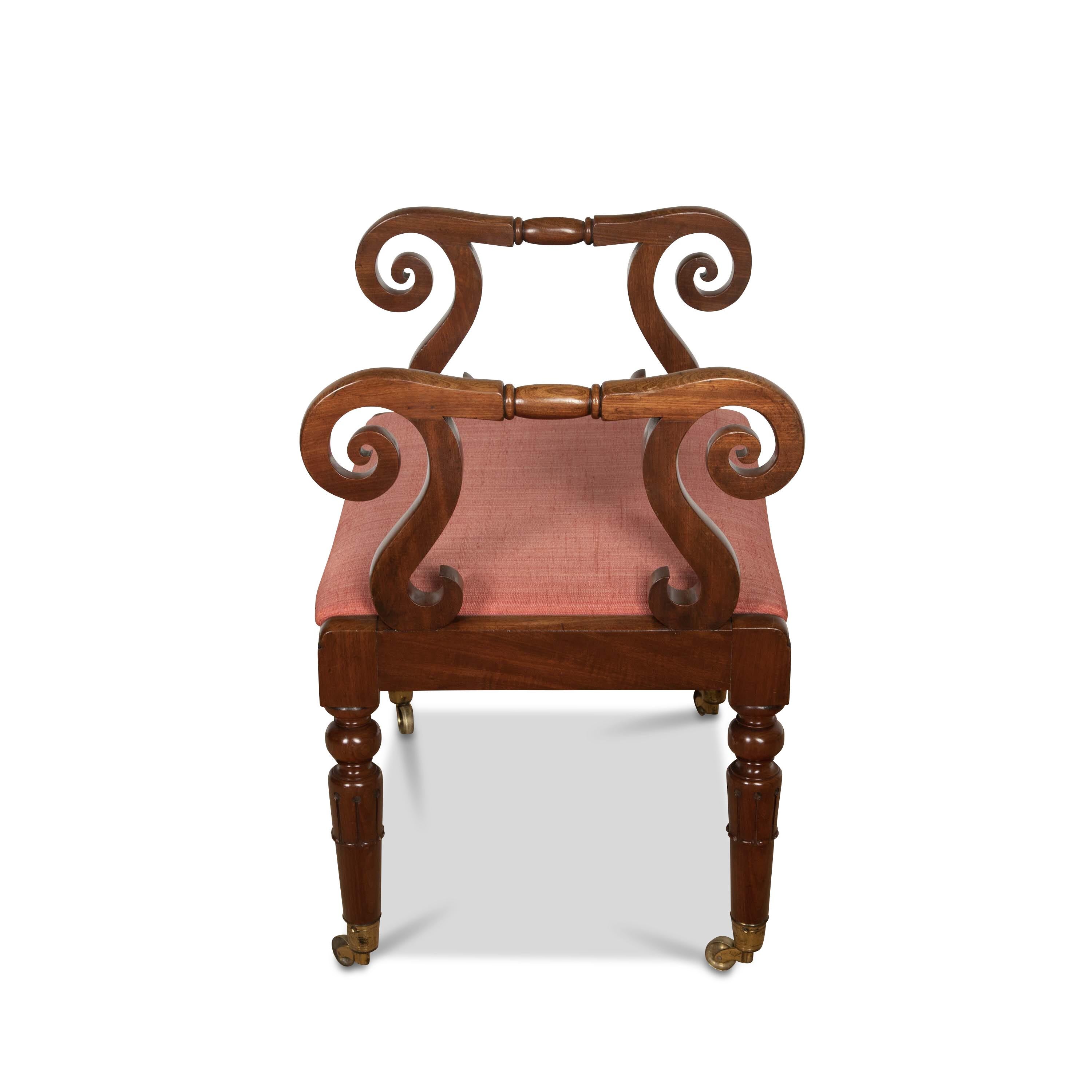 Milieu du XIXe siècle Siège/tabouret de fenêtre en acajou de style Régence du 19e siècle en vente