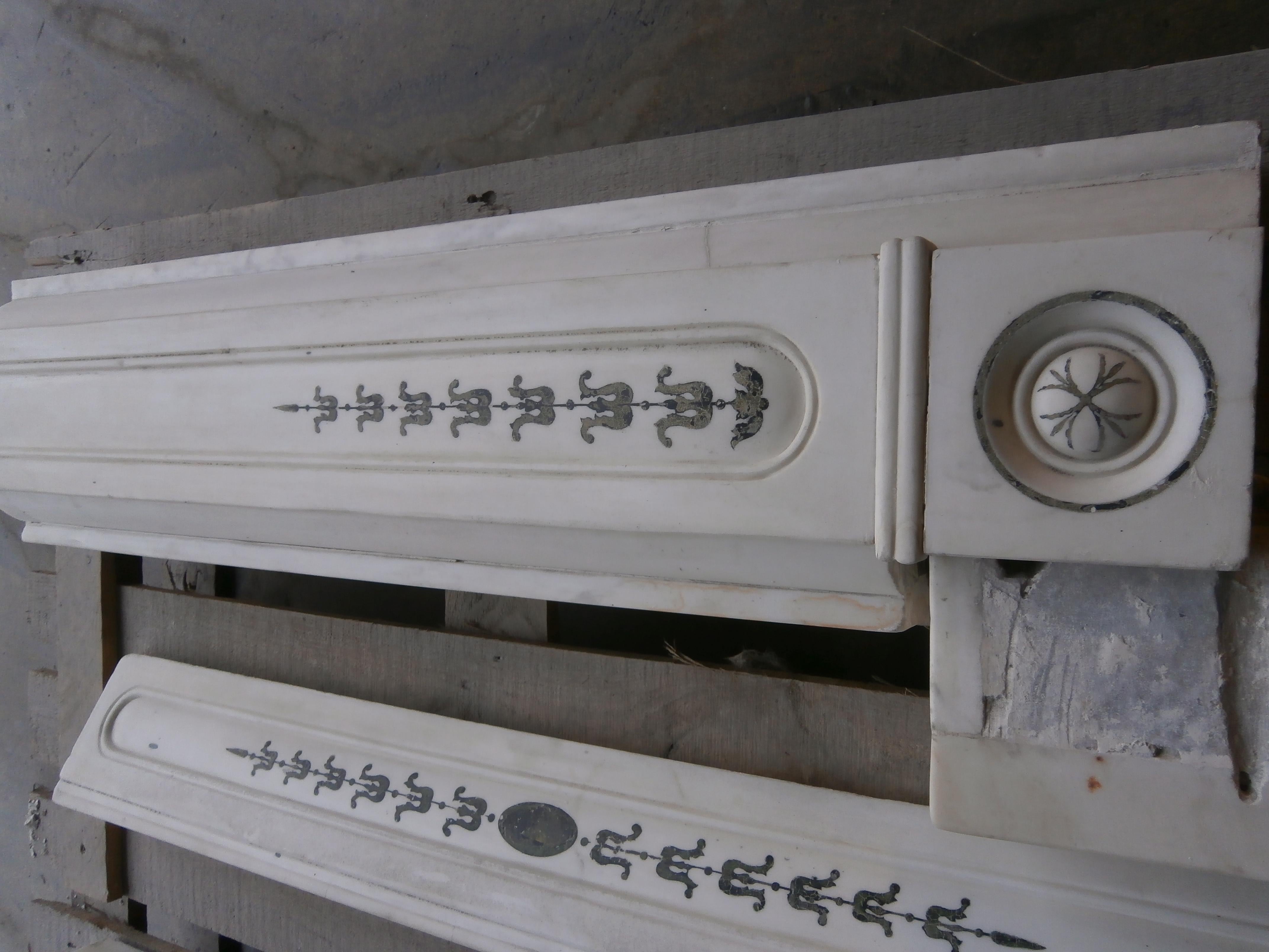19th Century Regency Mantel in Statuary Marble with Scagliola Inlay In Good Condition In New York, NY