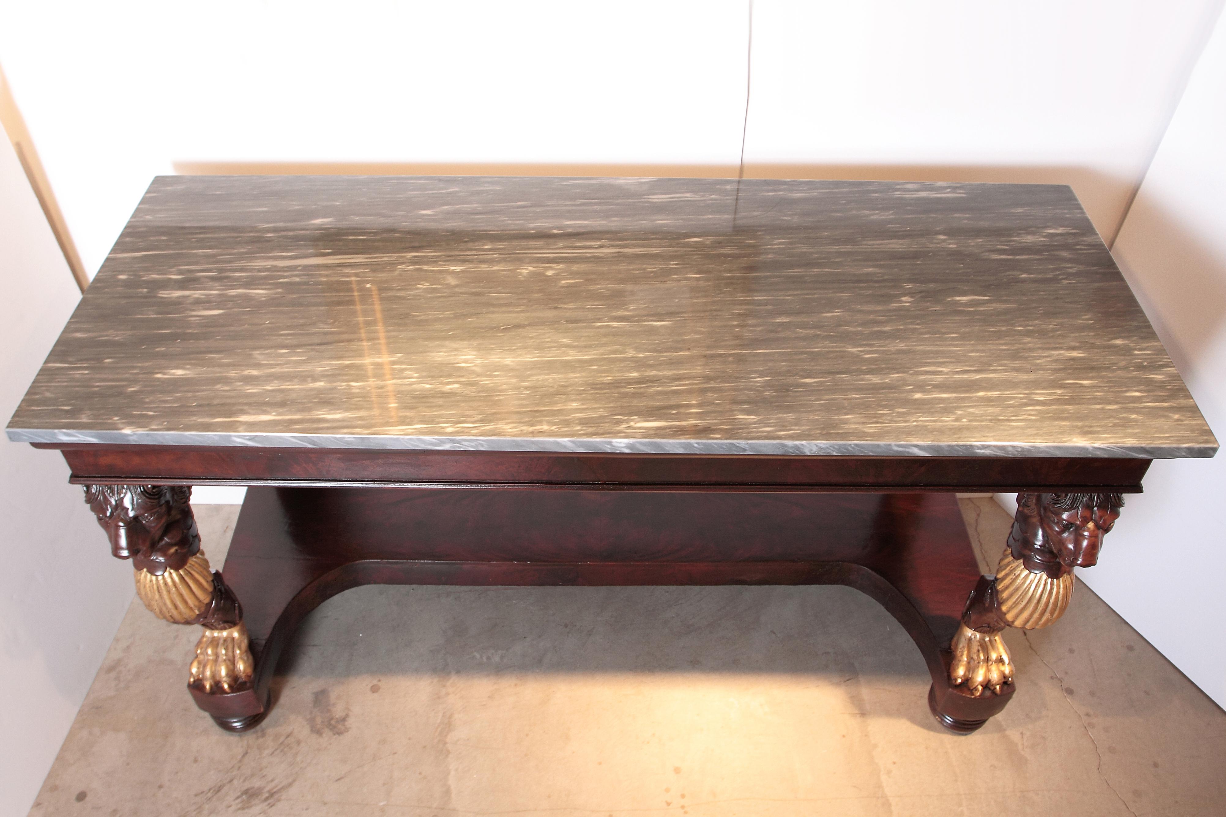 Doré Console Regency du 19ème siècle à plateau en marbre en vente
