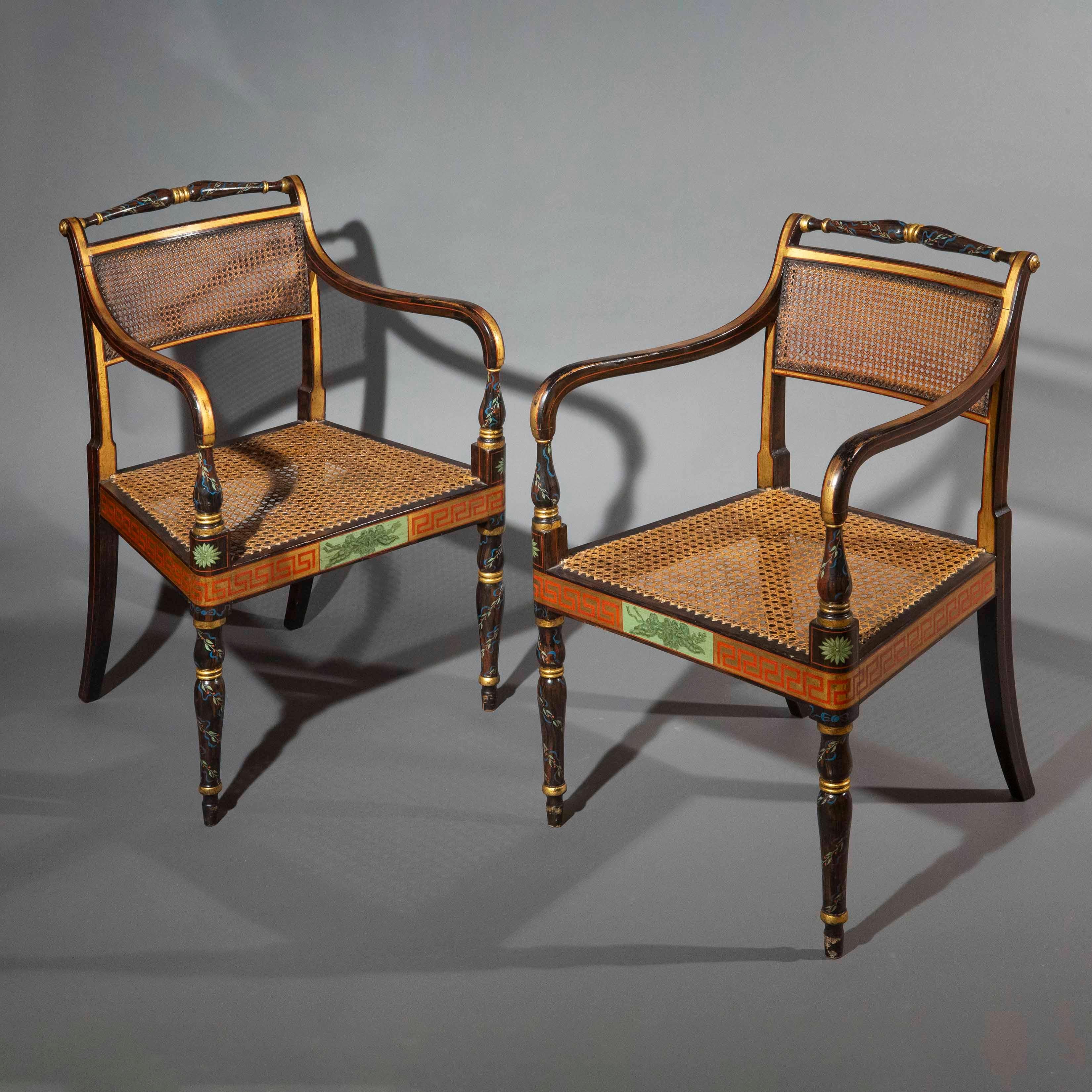 Une élégante paire de fauteuils ouverts peints du début du XIXe siècle de l'époque Regency anglaise, peints à la main de façon exquise pour simuler le bois exotique et décorés de rubans de fête néoclassiques, de guirlandes et d'une bordure en forme