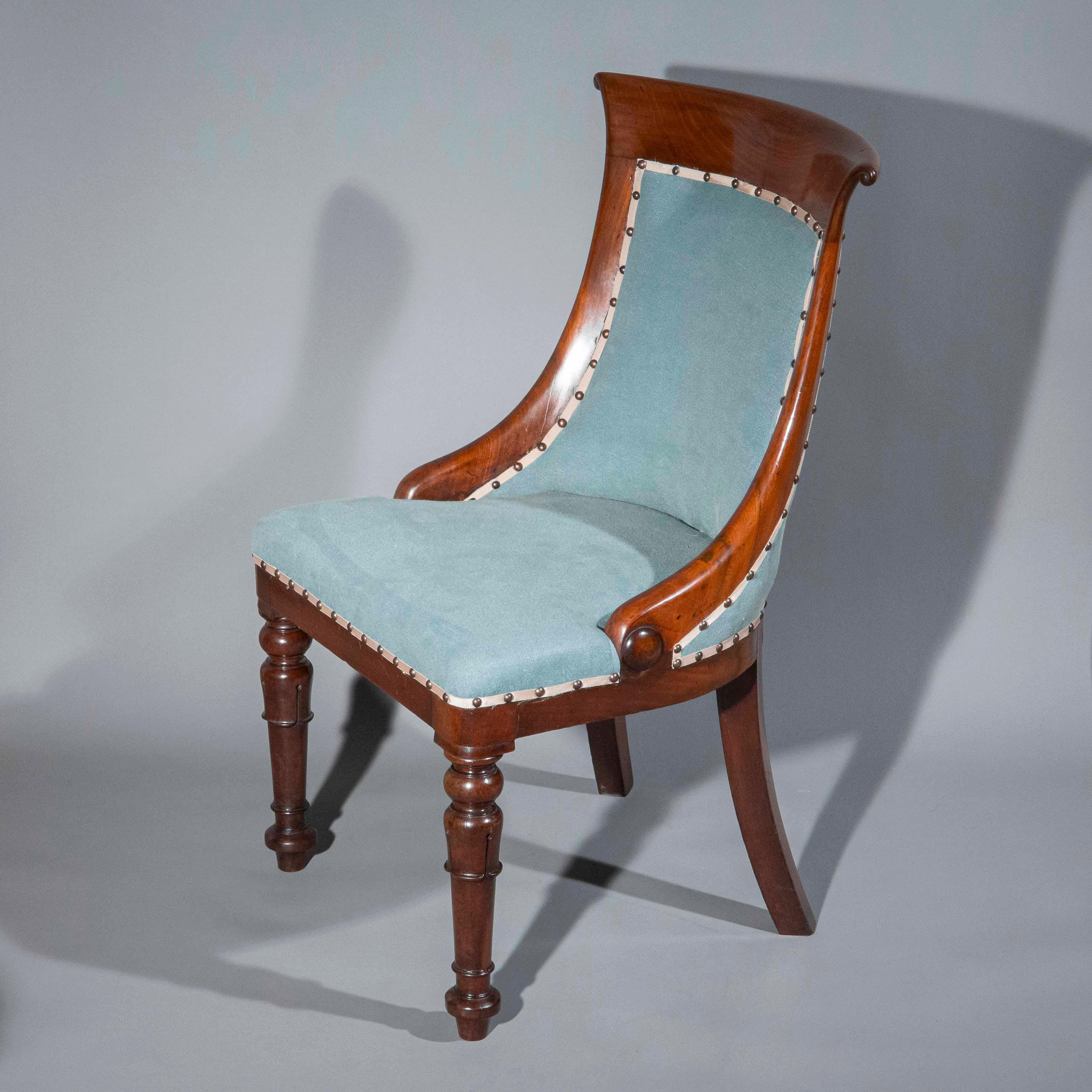 Una coppia di sedie da biblioteca o da salotto del periodo Reggenza di qualità superba, attribuite a Gillows of Lancaster & London. 
Inglese, circa 1825.

Perché ci piacciono
Probabilmente è il modello di sedia più comodo mai creato. Gli schienali