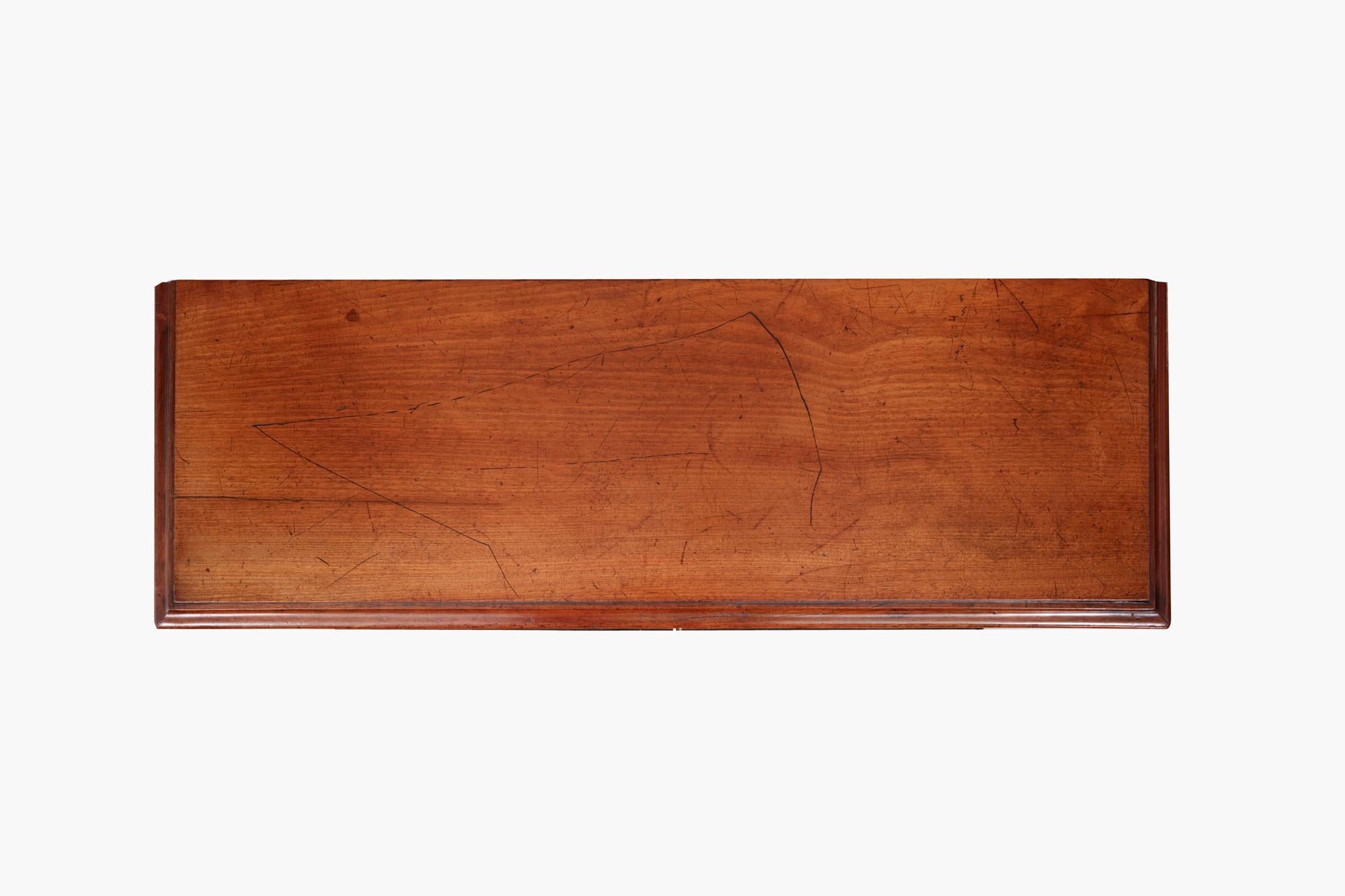 Coppia di armadietti Regency del XIX secolo in mogano con griglie in ottone e porte rivestite con dettagli intagliati a foglie d'acanto agli angoli. Dotato di scaffali all'interno.