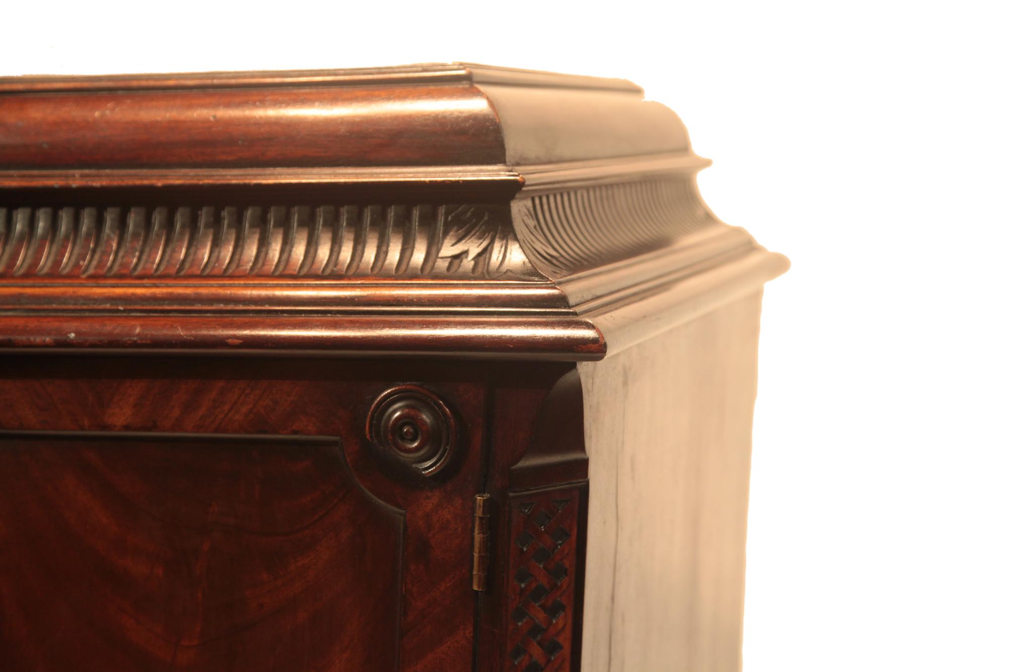 irlandais Paire d'armoires à piédestaux en acajou de style Régence du 19ème siècle en vente