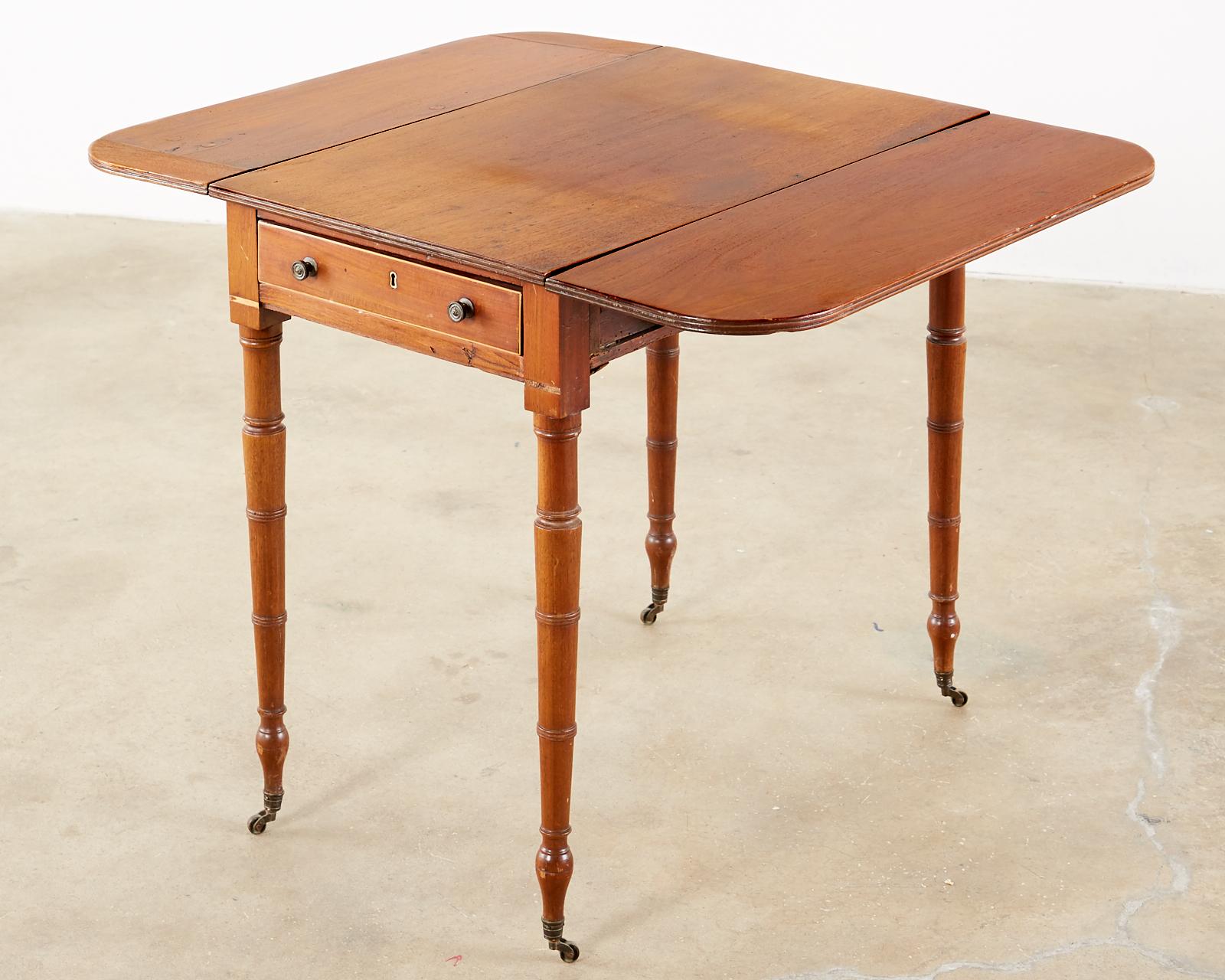 19. Jahrhundert Regency Pembroke Drop-Leaf Tisch (Handgefertigt) im Angebot