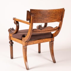 Fauteuil Klismos d'époque Régence du 19ème siècle avec accoudoirs sculptés à tête de léopard