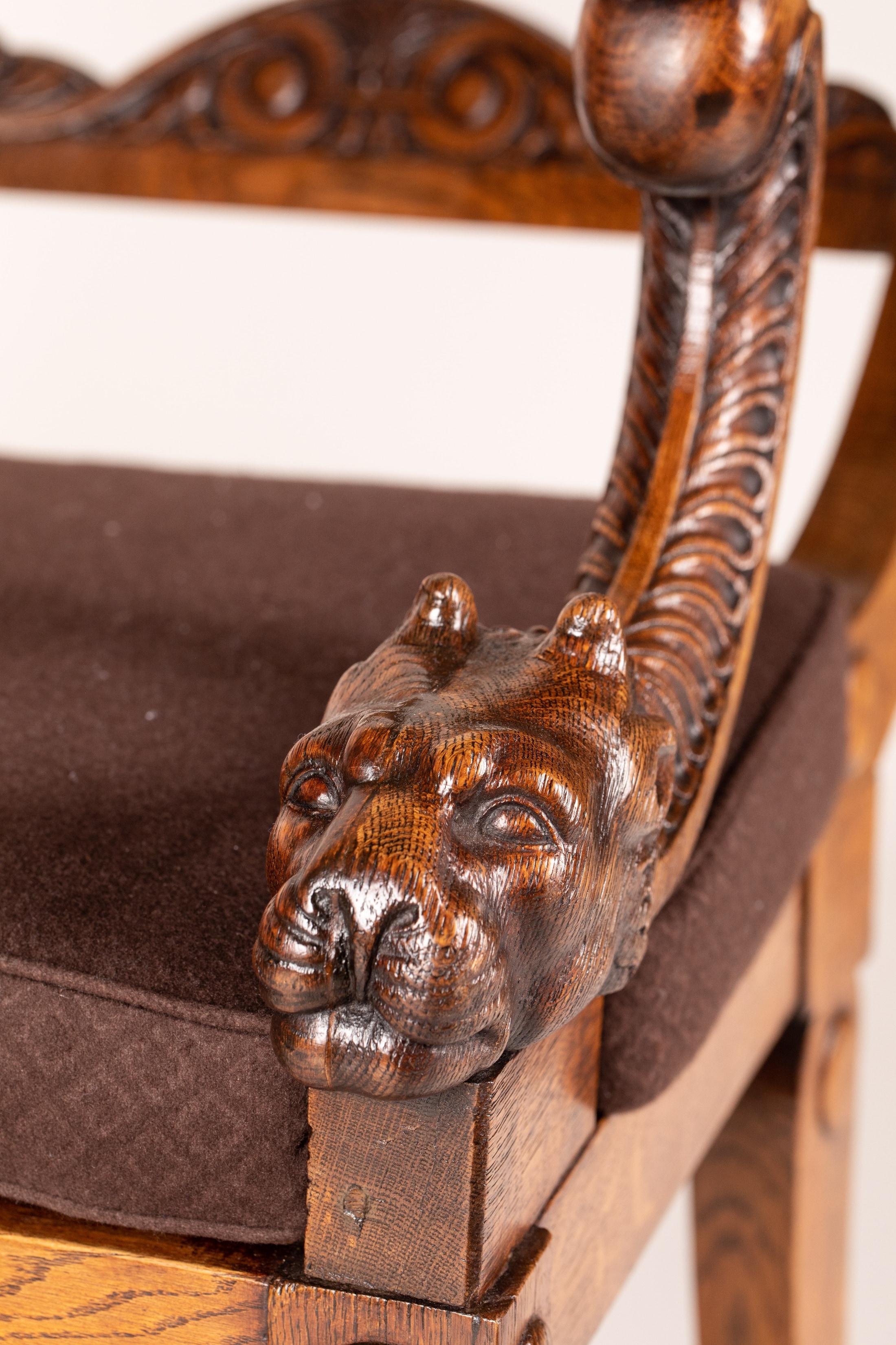 19th Century Regency Period Klismos Armchair with Leopard Head Carved Armrests For Sale 1