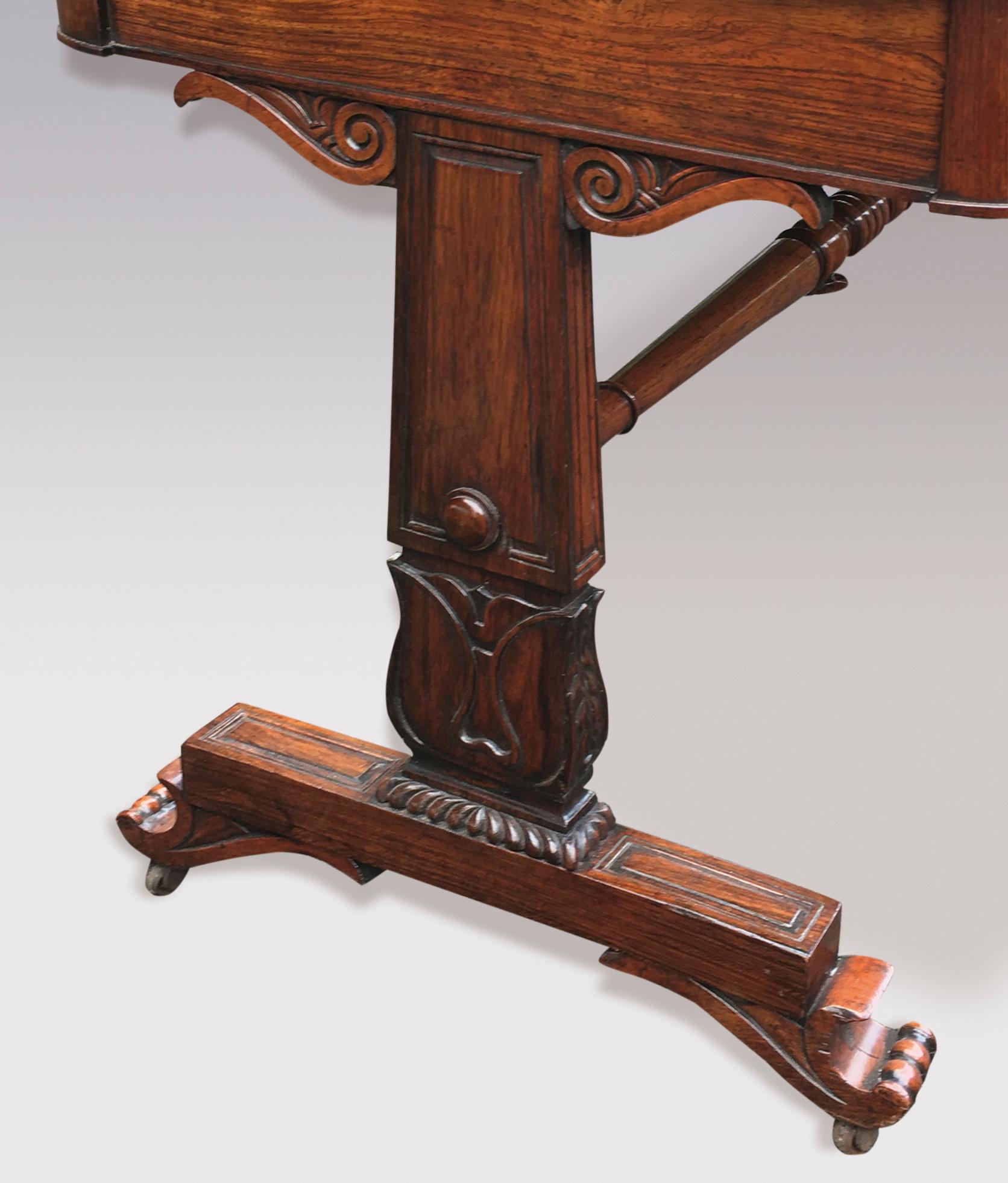 Début du XIXe siècle Table à écrire en palissandre du 19e siècle, époque Régence en vente