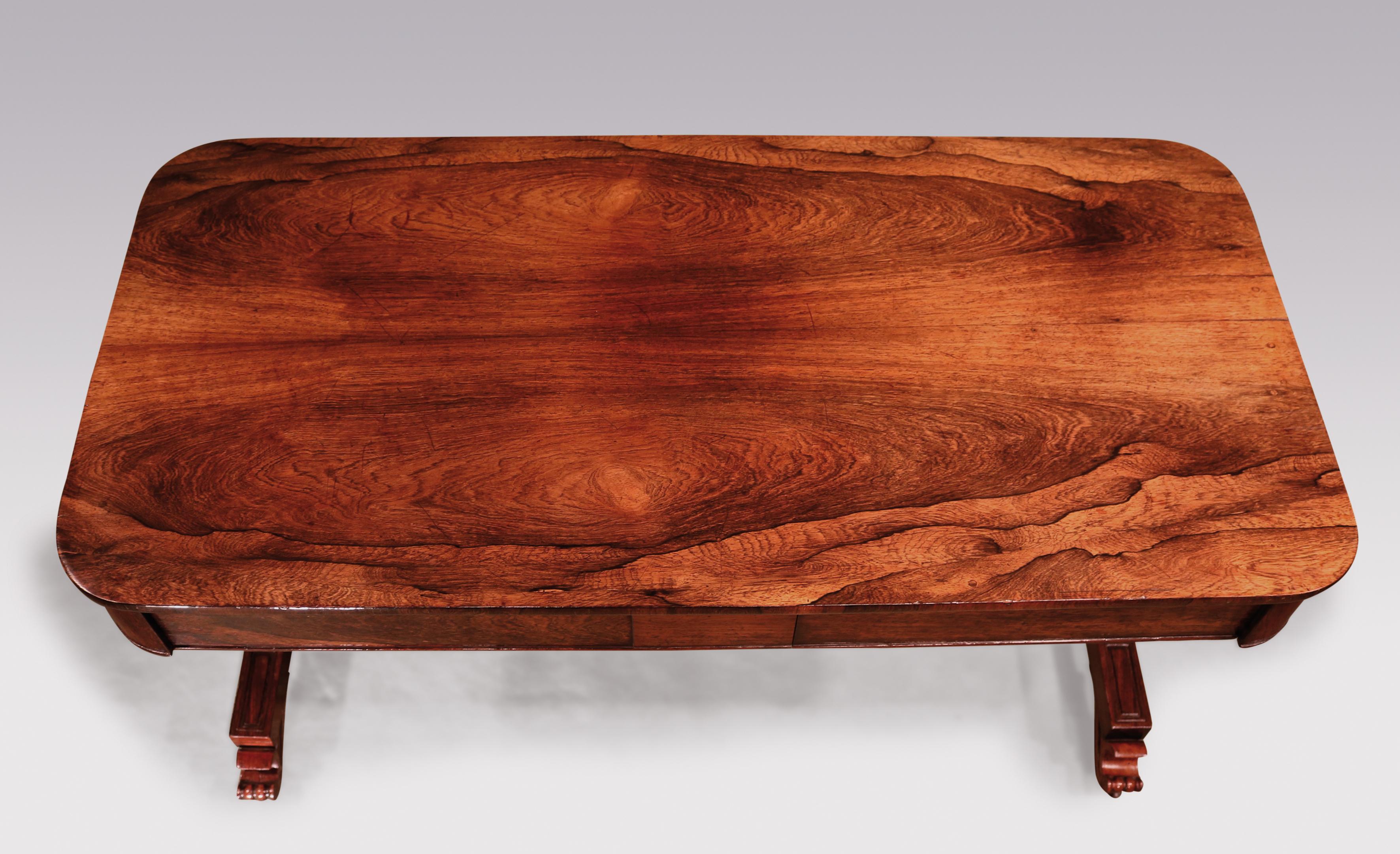 Bois de rose Table à écrire en palissandre du 19e siècle, époque Régence en vente