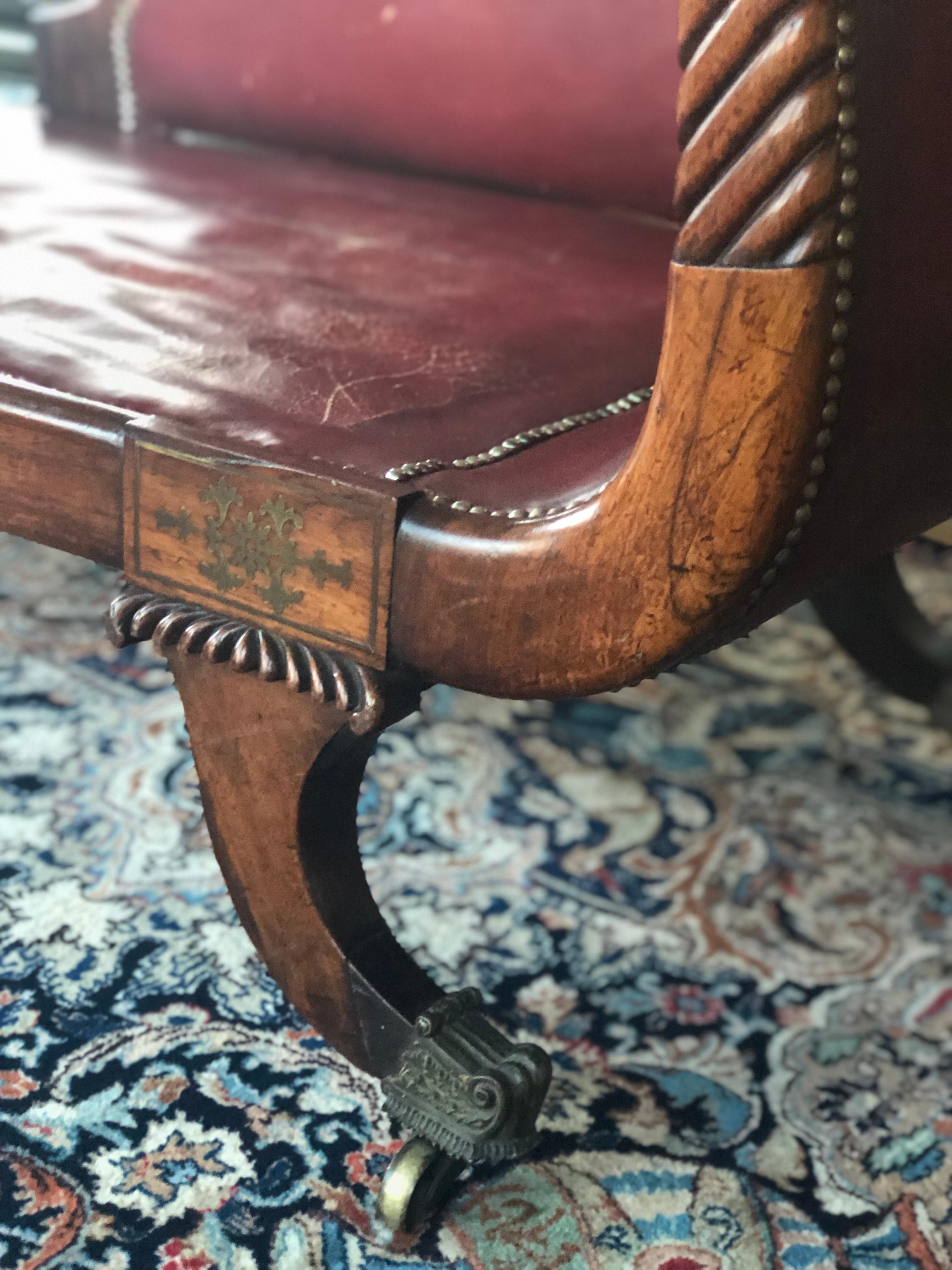 Letto da giorno Regency del XIX secolo in palissandro e intarsio di ottone a volute in vendita 2