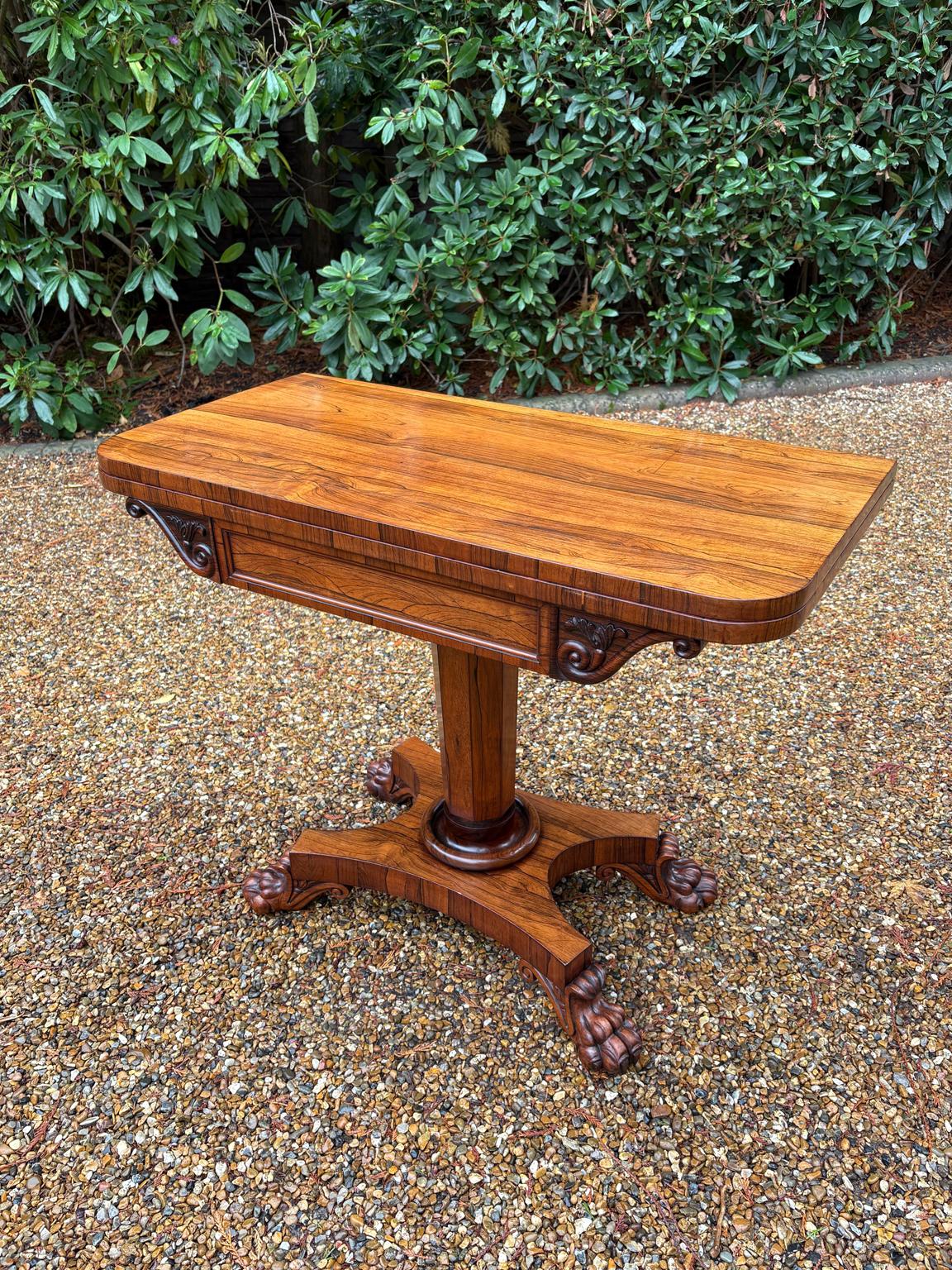 Britannique Table à cartes en bois de rose de style Régence du 19e siècle en vente