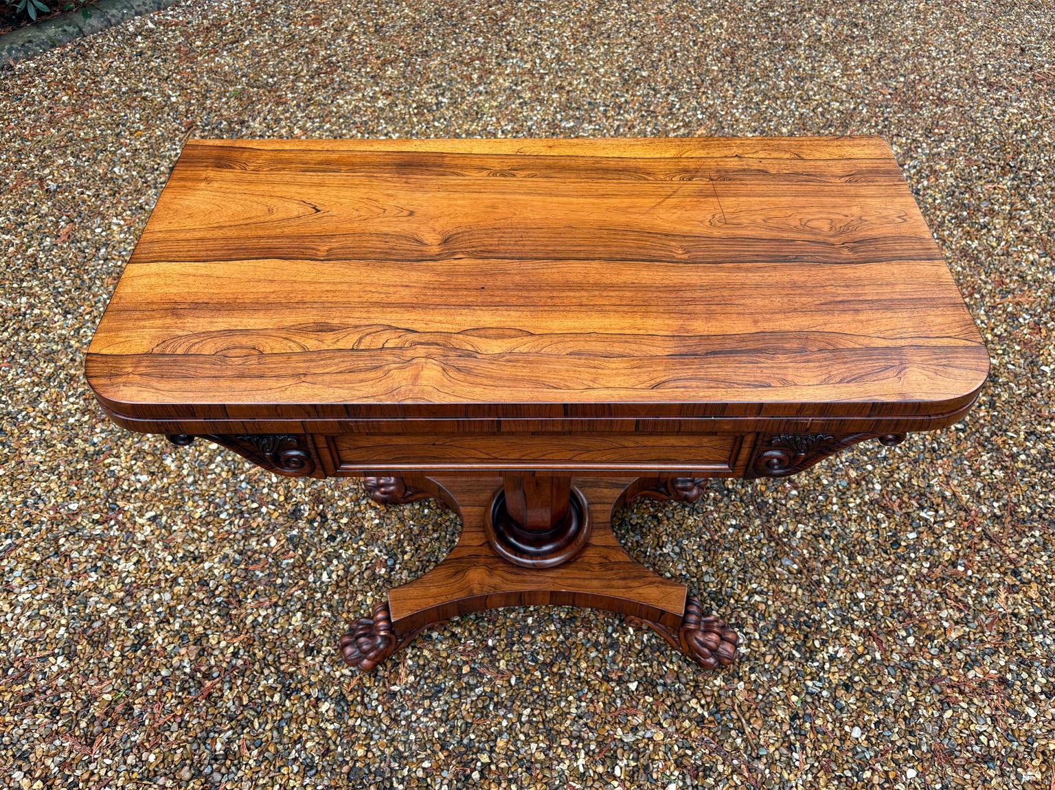 Fait main Table à cartes en bois de rose de style Régence du 19e siècle en vente