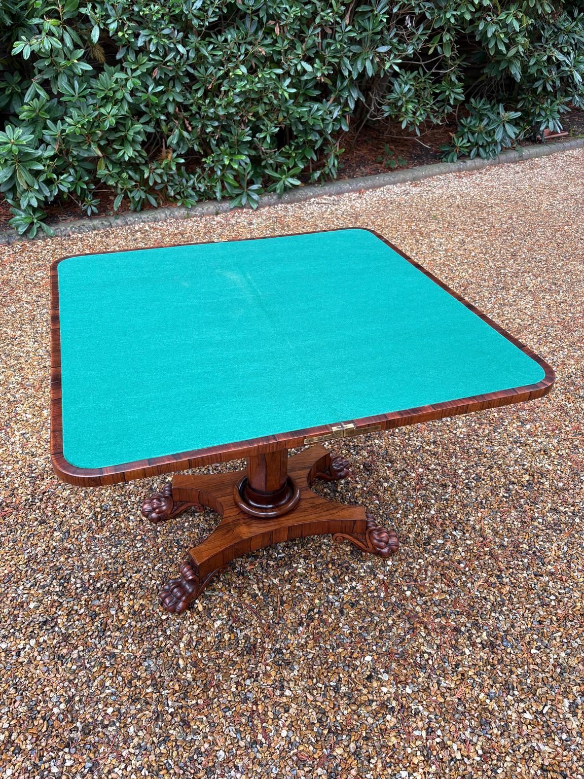 XIXe siècle Table à cartes en bois de rose de style Régence du 19e siècle en vente