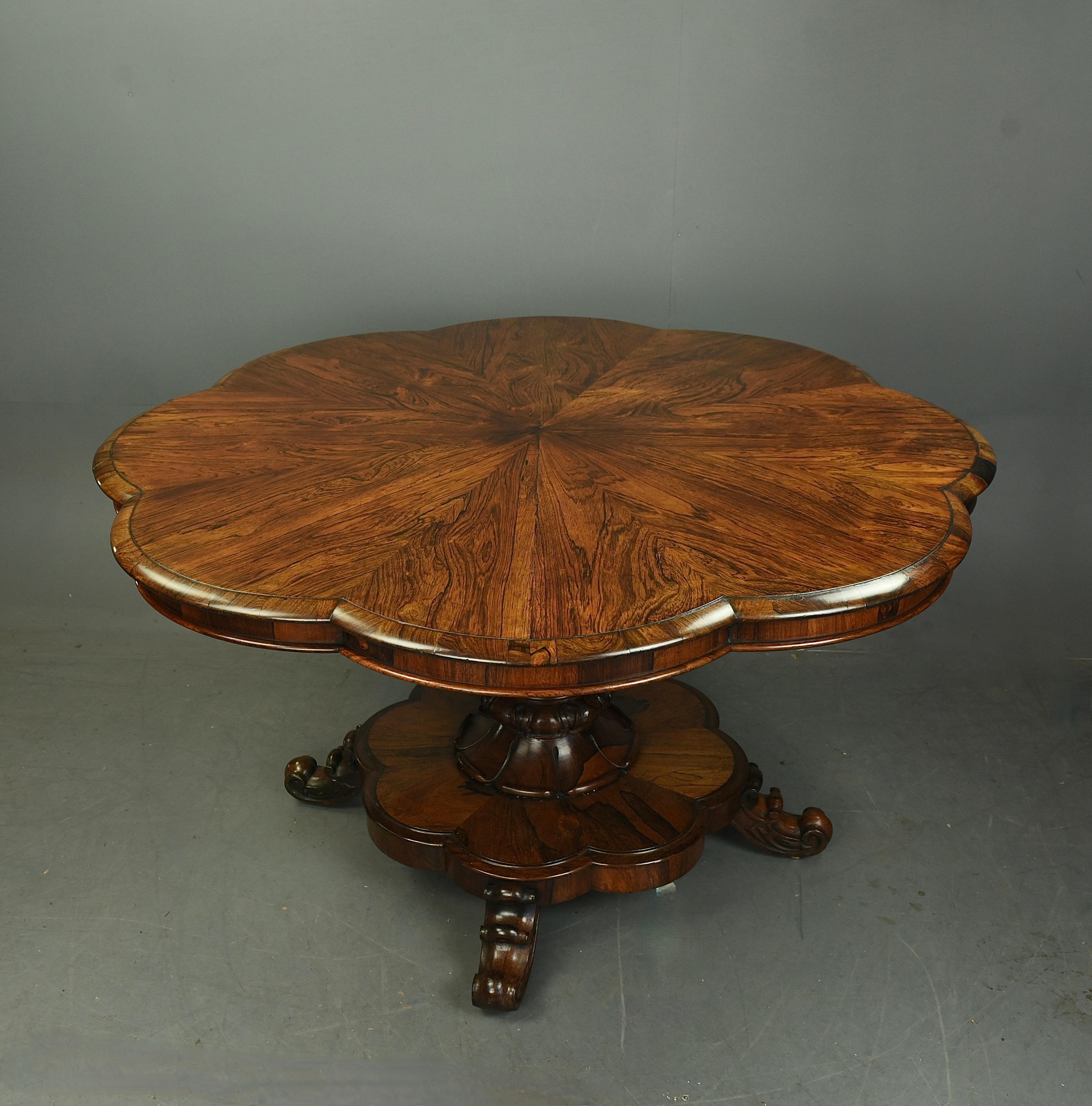 Regency Table centrale en palissandre de style Régence du 19e siècle  en vente