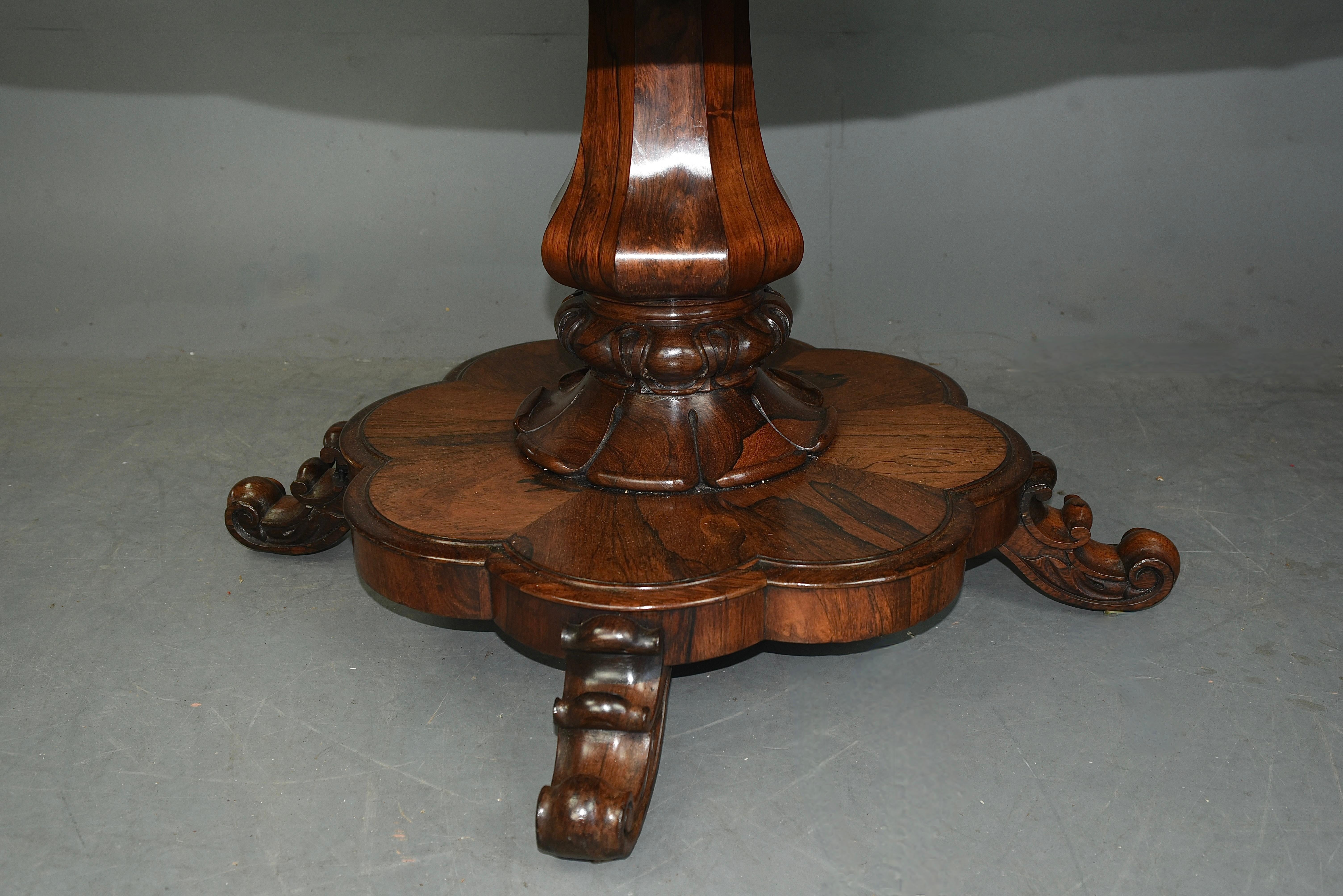 Regency-Mitteltisch aus Rosenholz aus dem 19. Jahrhundert  (Frühes 19. Jahrhundert) im Angebot