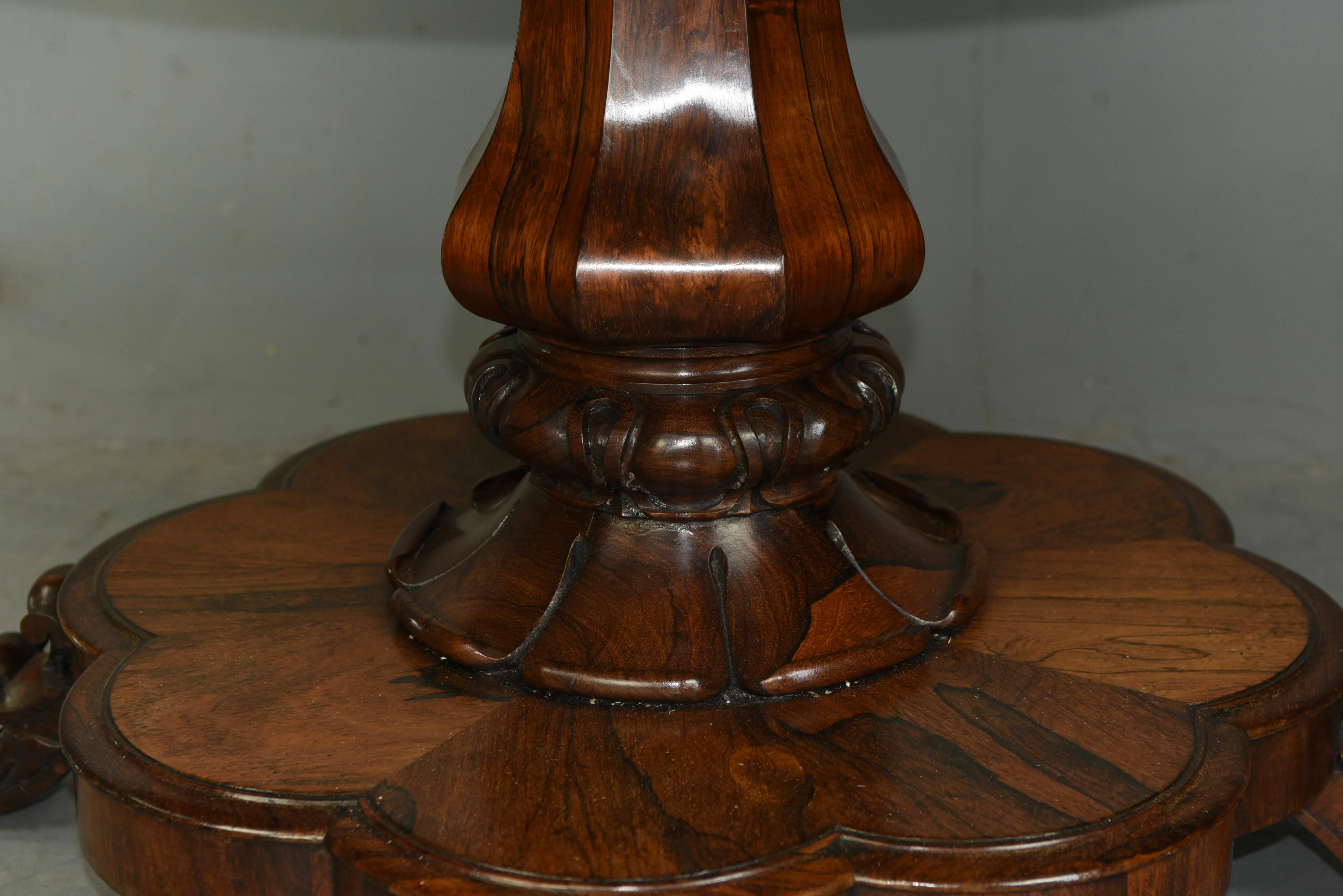 Début du XIXe siècle Table centrale en palissandre de style Régence du 19e siècle  en vente