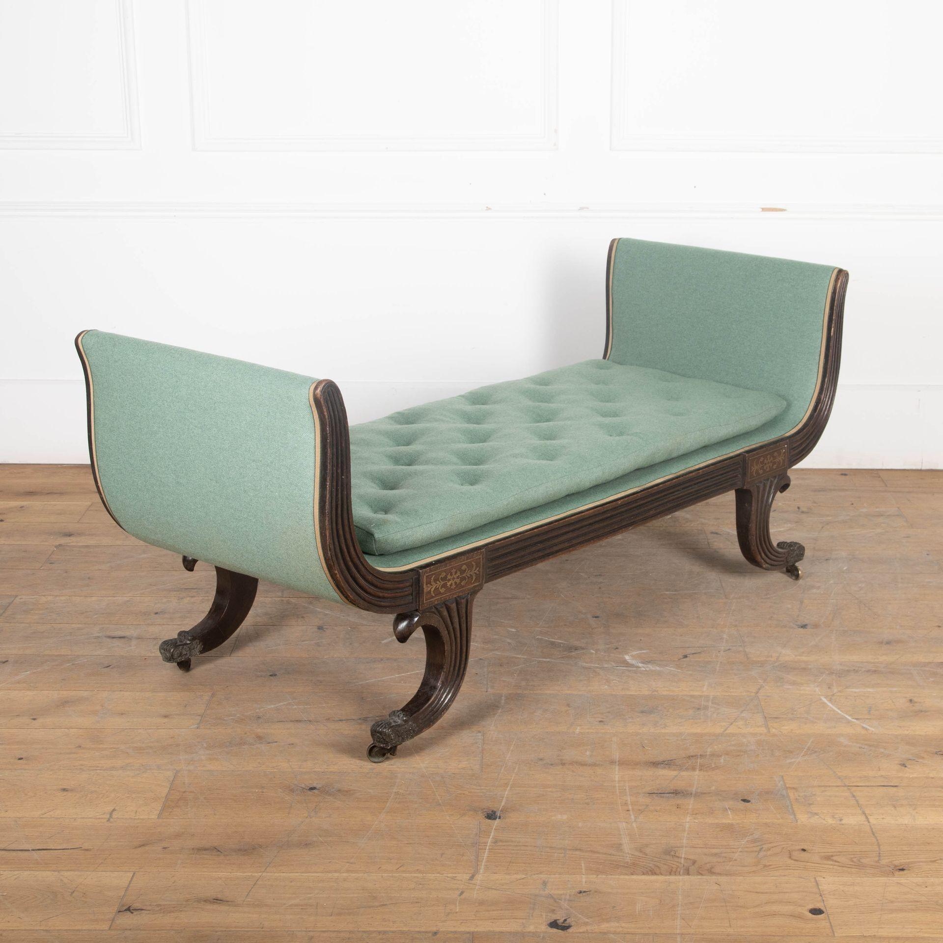 Un élégant siège de fenêtre ou petit lit de jour en bois de rose de la période Regency anglaise du 19e siècle.
Cadre cannelé et paterae incrustées dans le laiton sur des pieds évasés et cannelés, se terminant par de superbes pieds moulés et des
