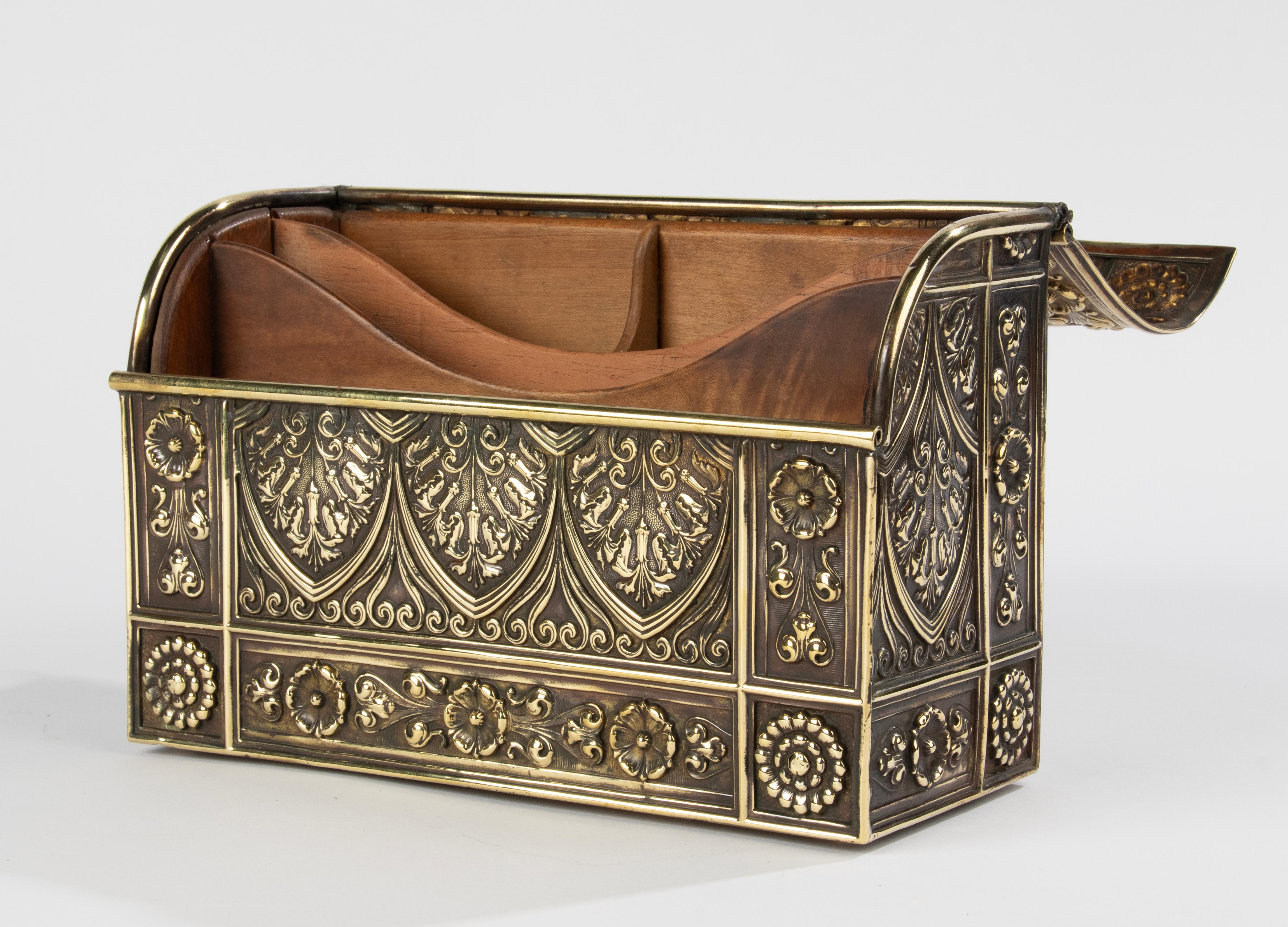 Boîte à papier en cuivre de style Régence du 19e siècle en vente 6