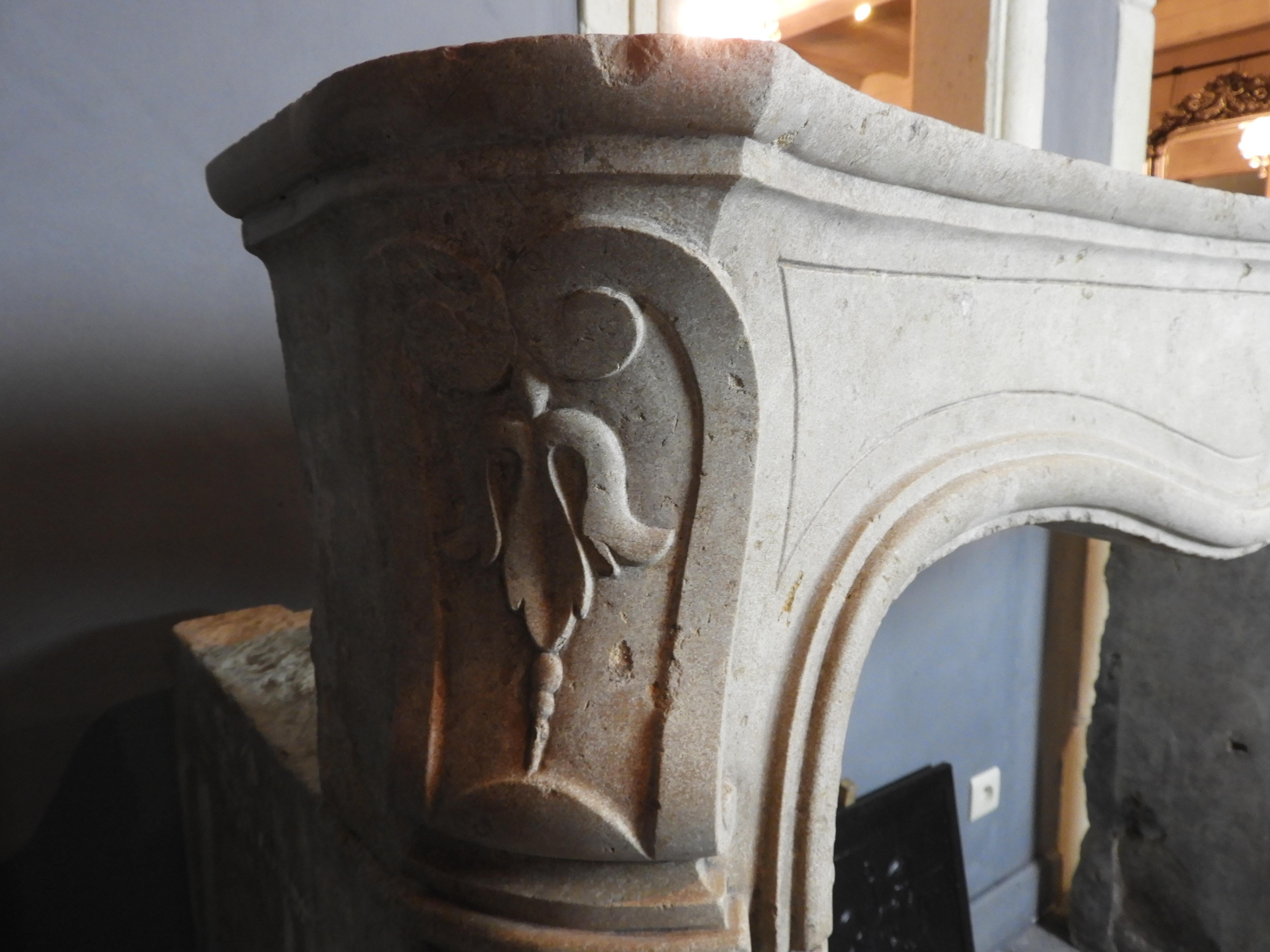 19th Century Regency Style Fireplace in Corton Stone from Burgundy In Good Condition For Sale In Zedelgem, BE
