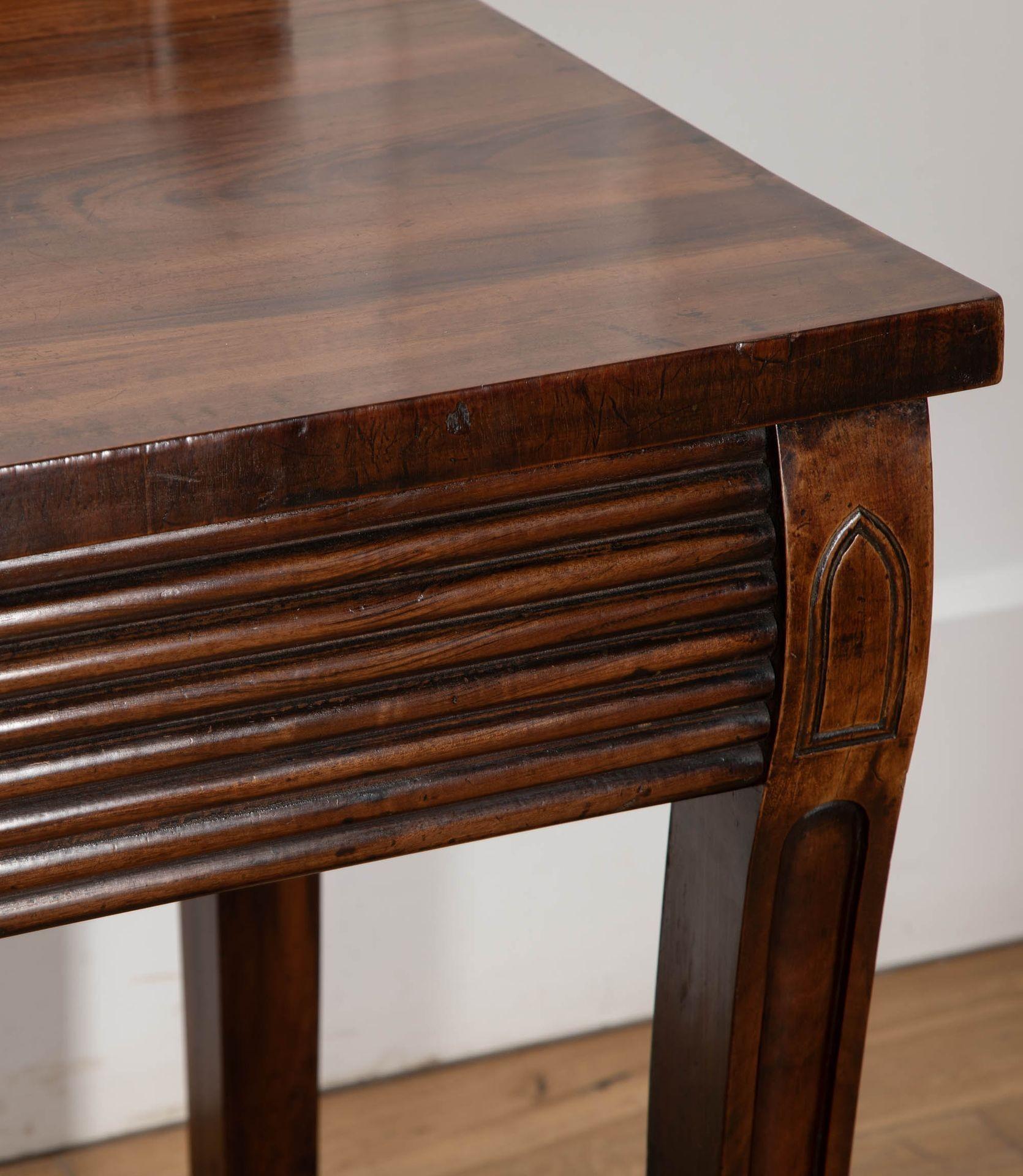 Table de service Goncalo Alves de style Régence du 19ème siècle en vente 4